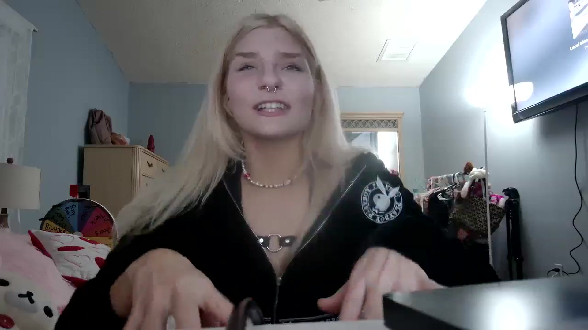 Gallery image thumbnail from DuckChan0's myfreecams stream on, 03/03/2024, 24:22 image 19 of 20