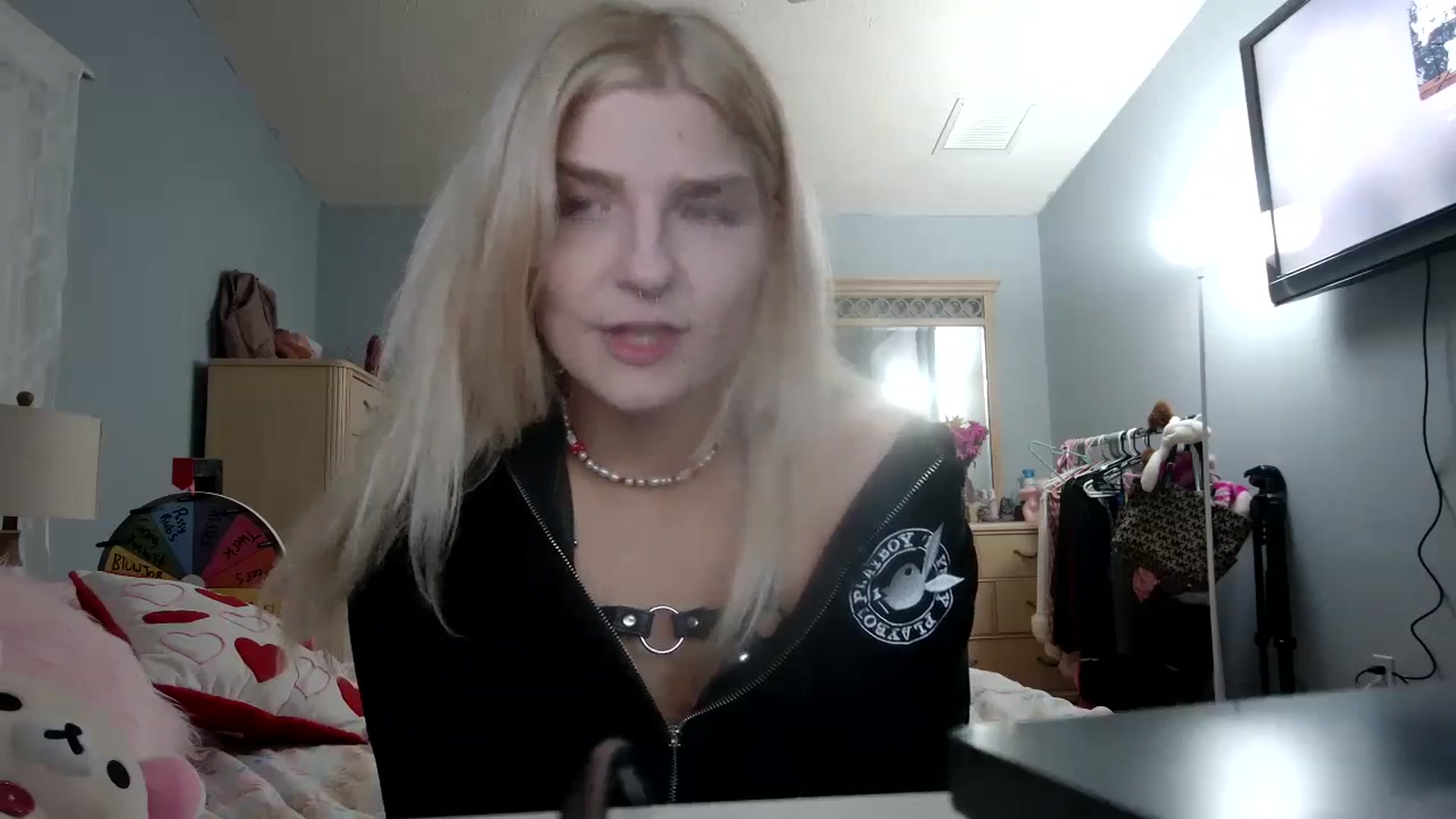 Gallery image thumbnail from DuckChan0's myfreecams stream on, 03/03/2024, 24:22 image 18 of 20