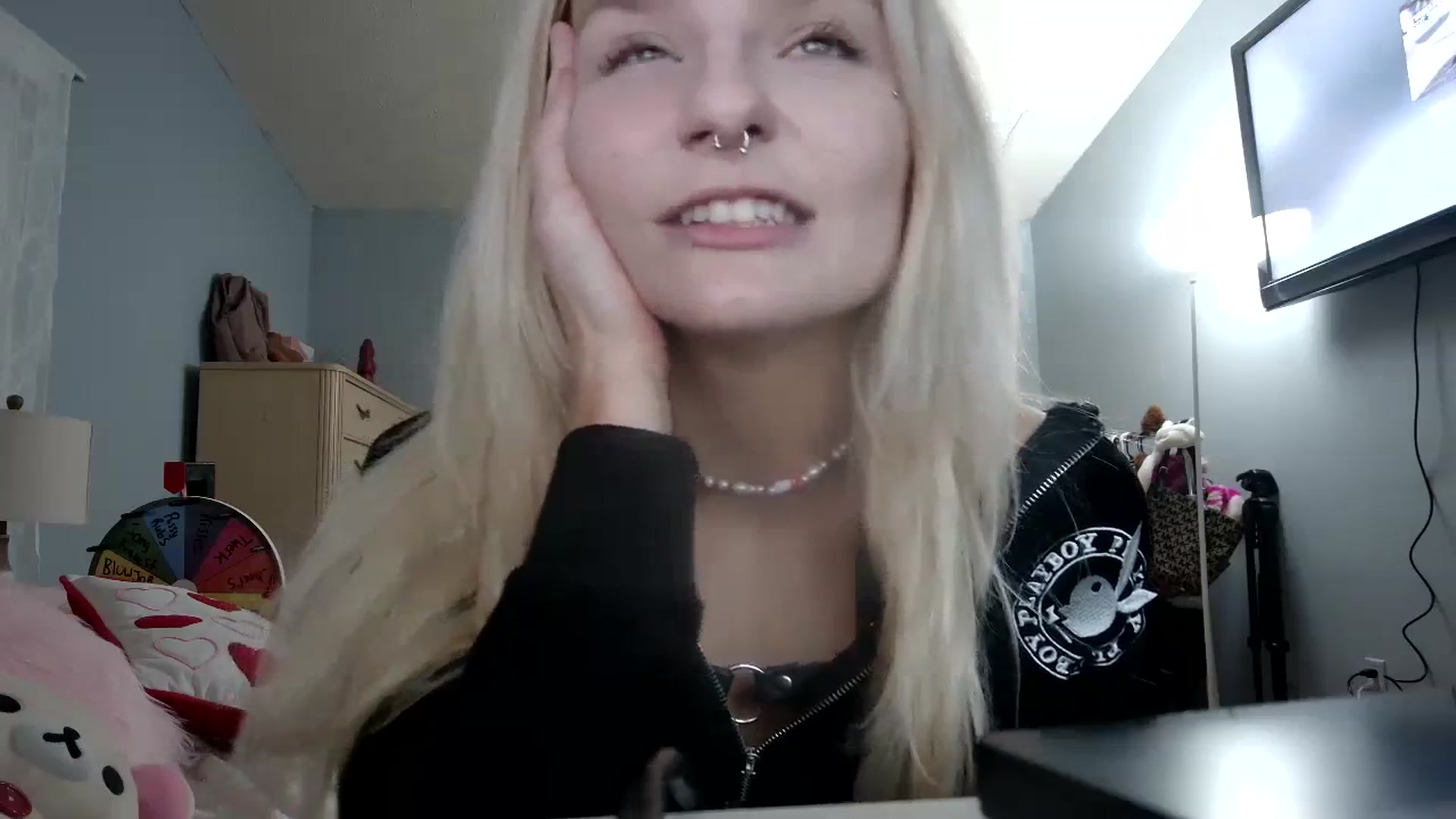 Gallery image thumbnail from DuckChan0's myfreecams stream on, 03/03/2024, 24:22 image 13 of 20