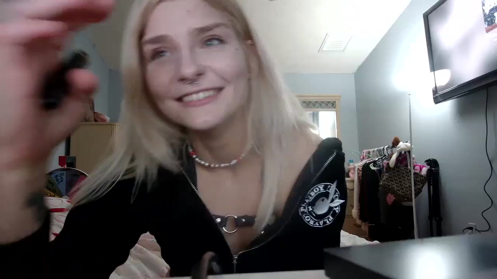 Gallery image thumbnail from DuckChan0's myfreecams stream on, 03/03/2024, 24:22 image 17 of 20