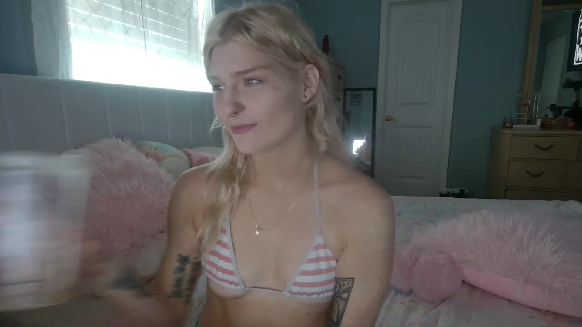 Gallery image thumbnail from DuckChan0's myfreecams stream on, 03/08/2024, 16:27 image 2 of 20