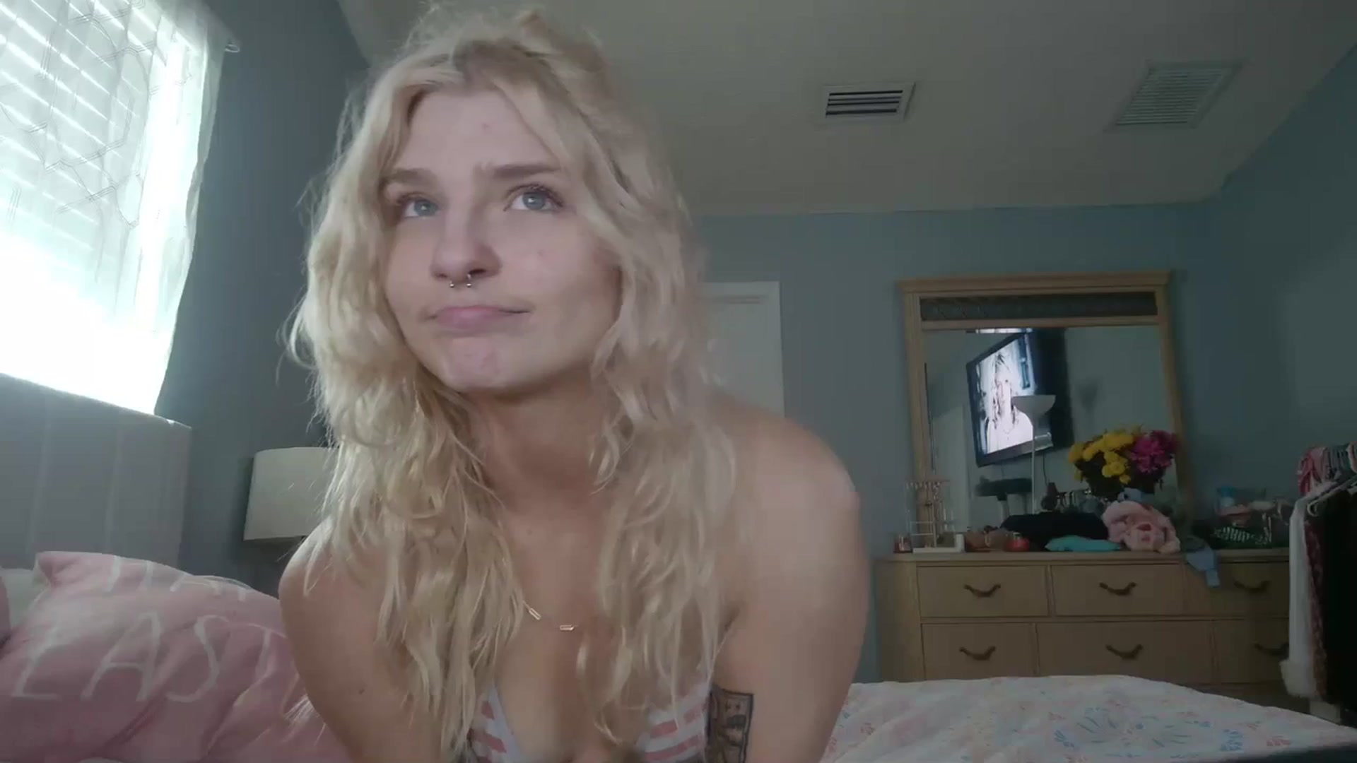 Gallery image thumbnail from DuckChan0's myfreecams stream on, 03/08/2024, 17:25 image 3 of 20