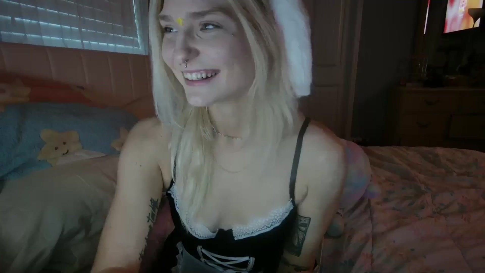 Gallery image thumbnail from DuckChan0's myfreecams stream on, 03/10/2024, 24:11 image 3 of 20