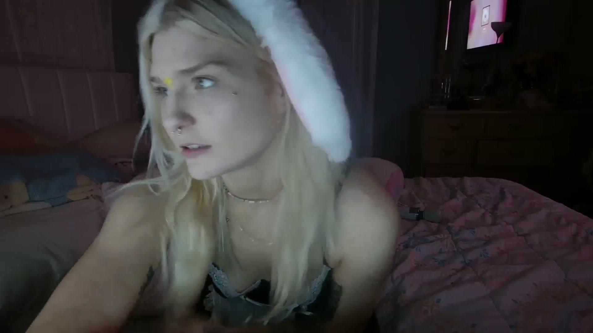 Gallery image thumbnail from DuckChan0's myfreecams stream on, 03/10/2024, 24:11 image 16 of 20