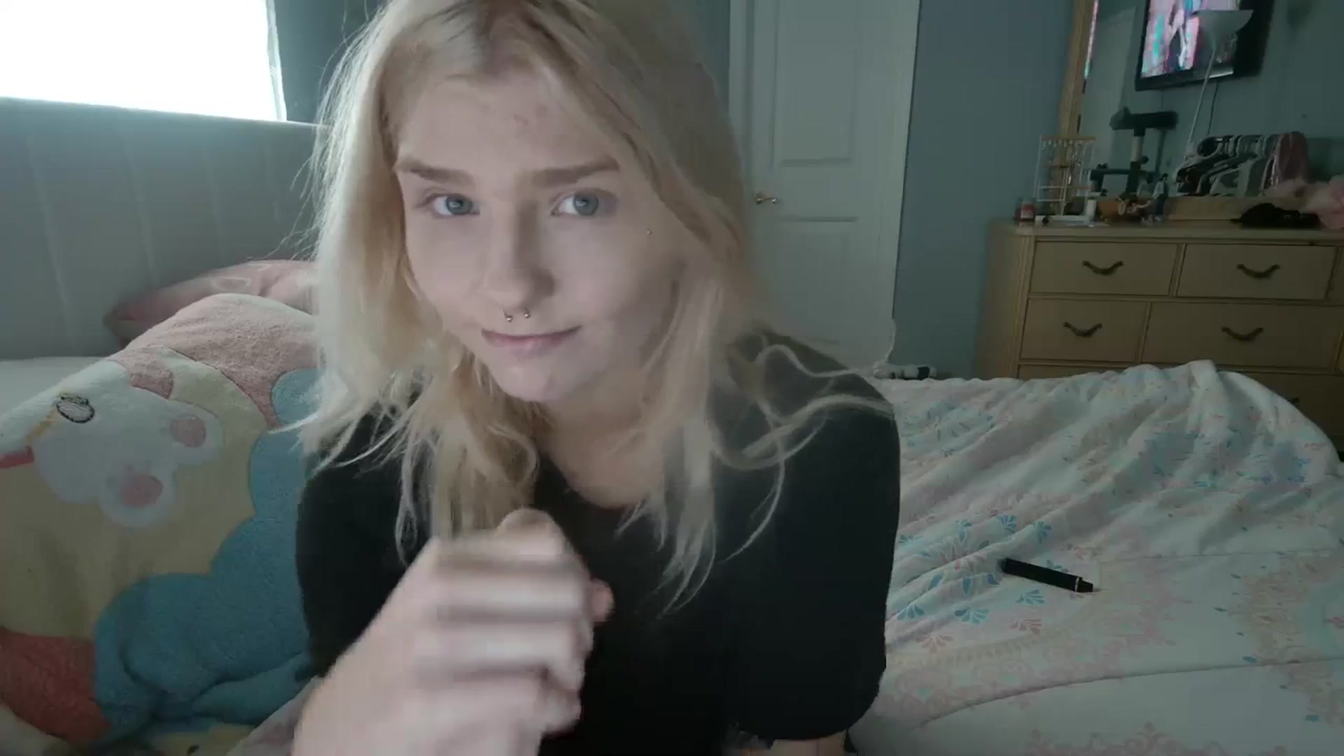 Gallery image thumbnail from DuckChan0's myfreecams stream on, 03/11/2024, 16:09 image 14 of 20