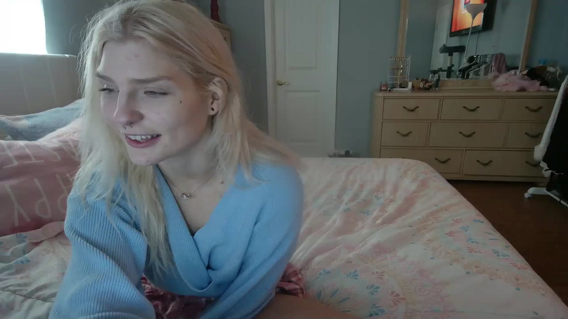 Gallery image thumbnail from DuckChan0's myfreecams stream on, 03/12/2024, 15:08 image 14 of 20