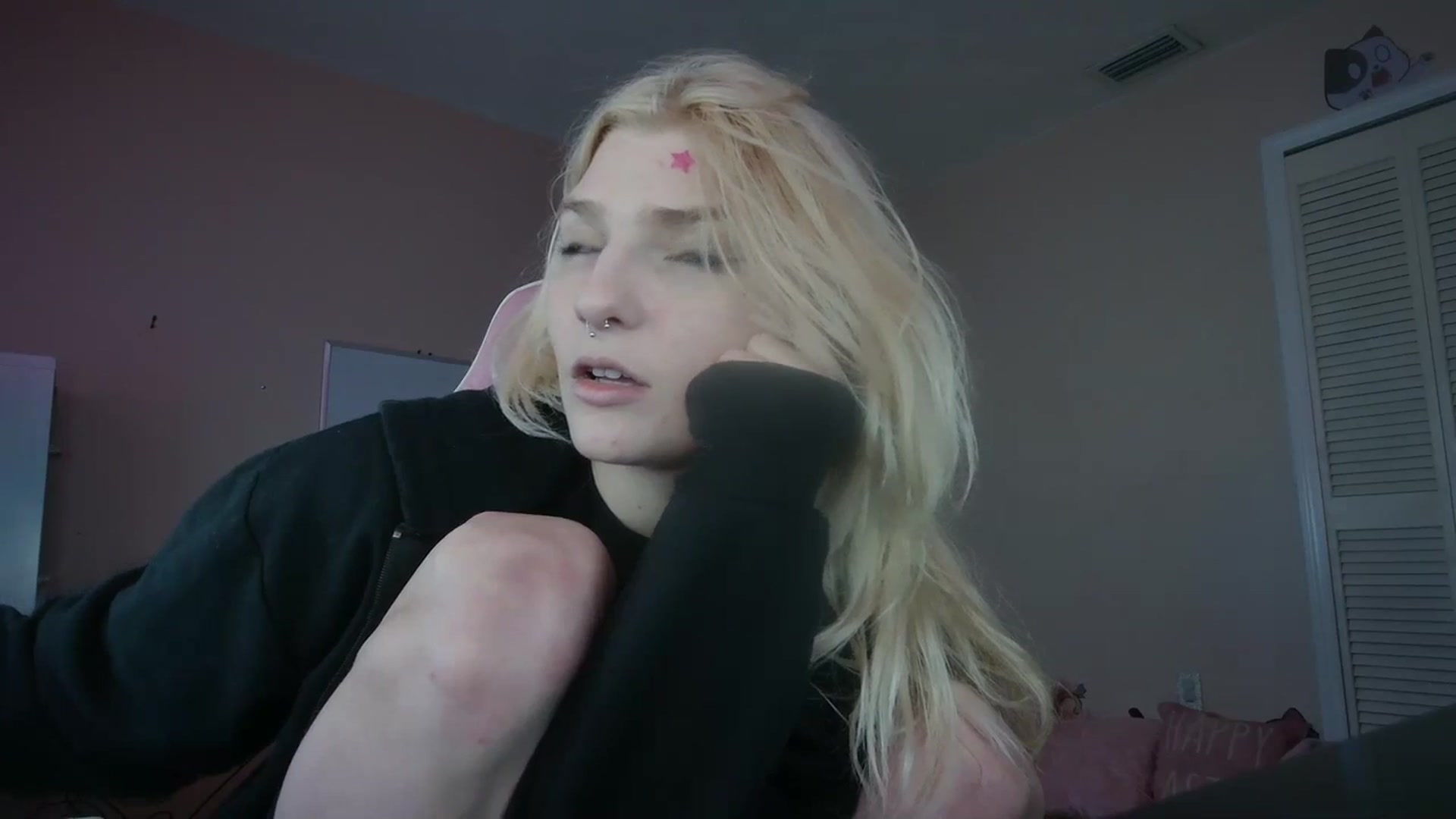 Gallery image thumbnail from DuckChan0's myfreecams stream on, 03/13/2024, 17:19 image 16 of 20