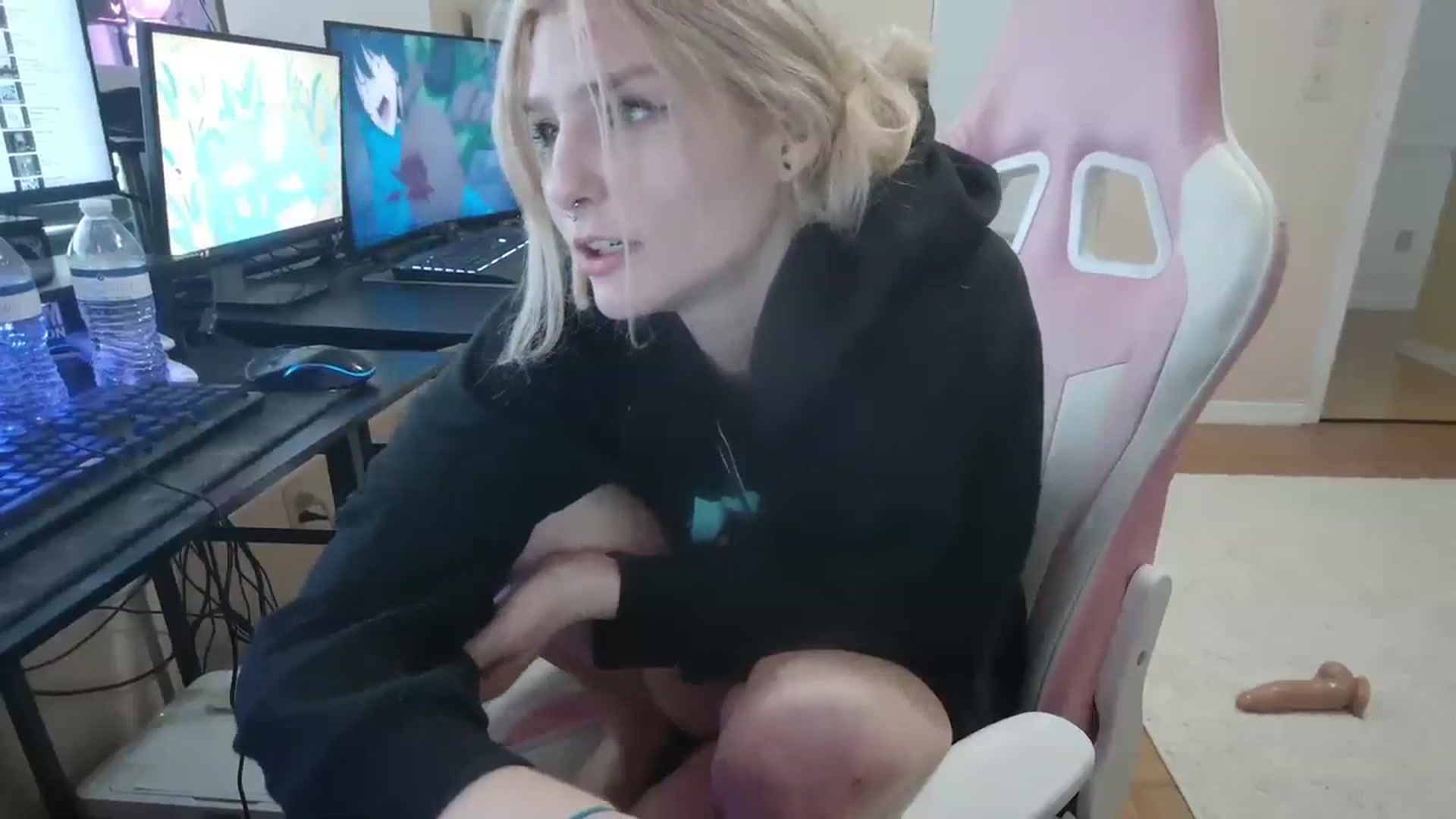 Gallery image thumbnail from DuckChan0's myfreecams stream on, 03/13/2024, 17:19 image 8 of 20