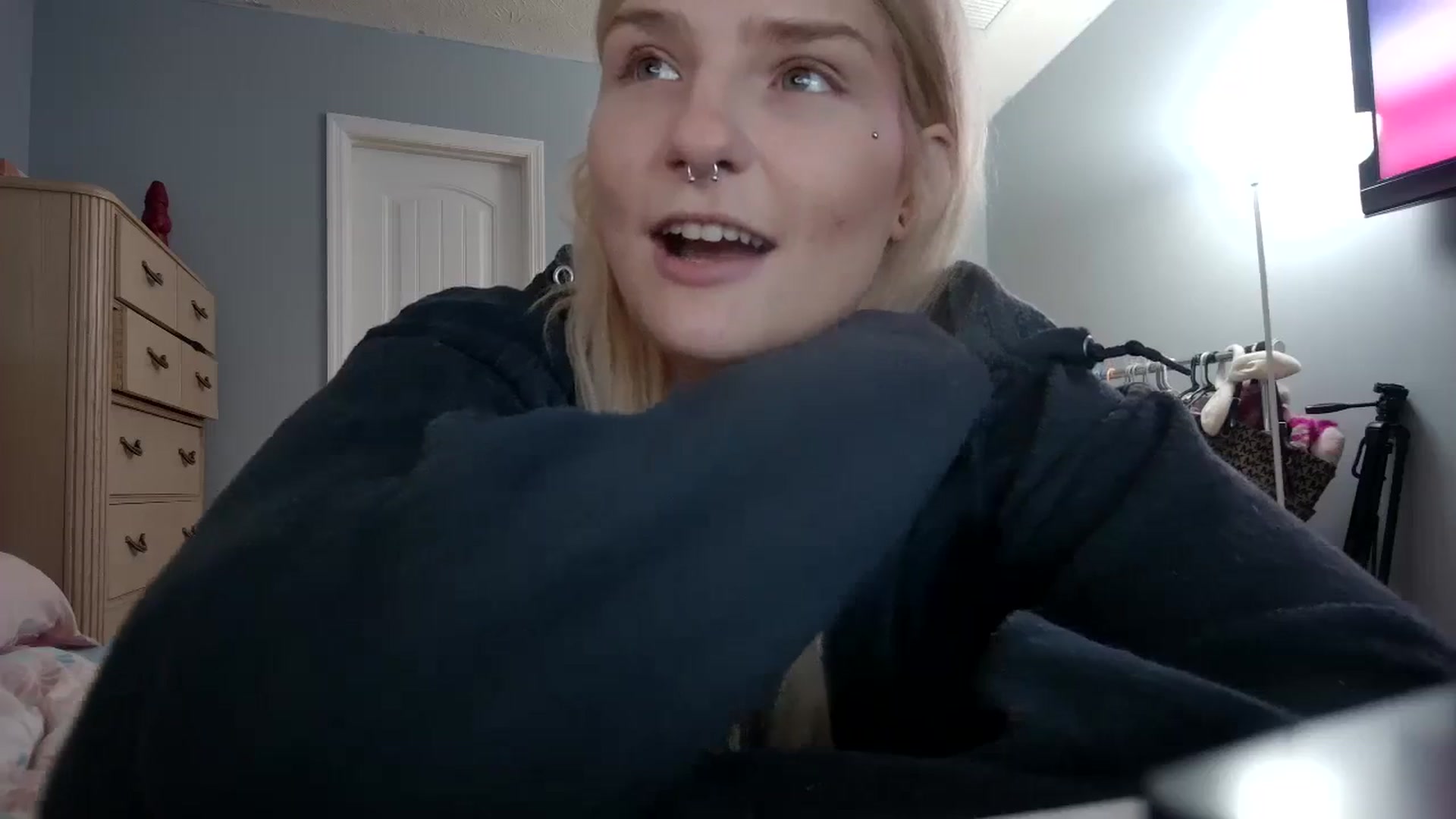 Gallery image thumbnail from DuckChan0's myfreecams stream on, 03/22/2024, 14:23 image 18 of 20