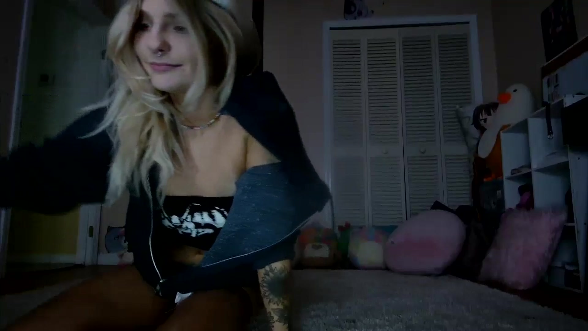 Gallery image thumbnail from DuckChan0's myfreecams stream on, 03/26/2024, 15:56 image 8 of 20