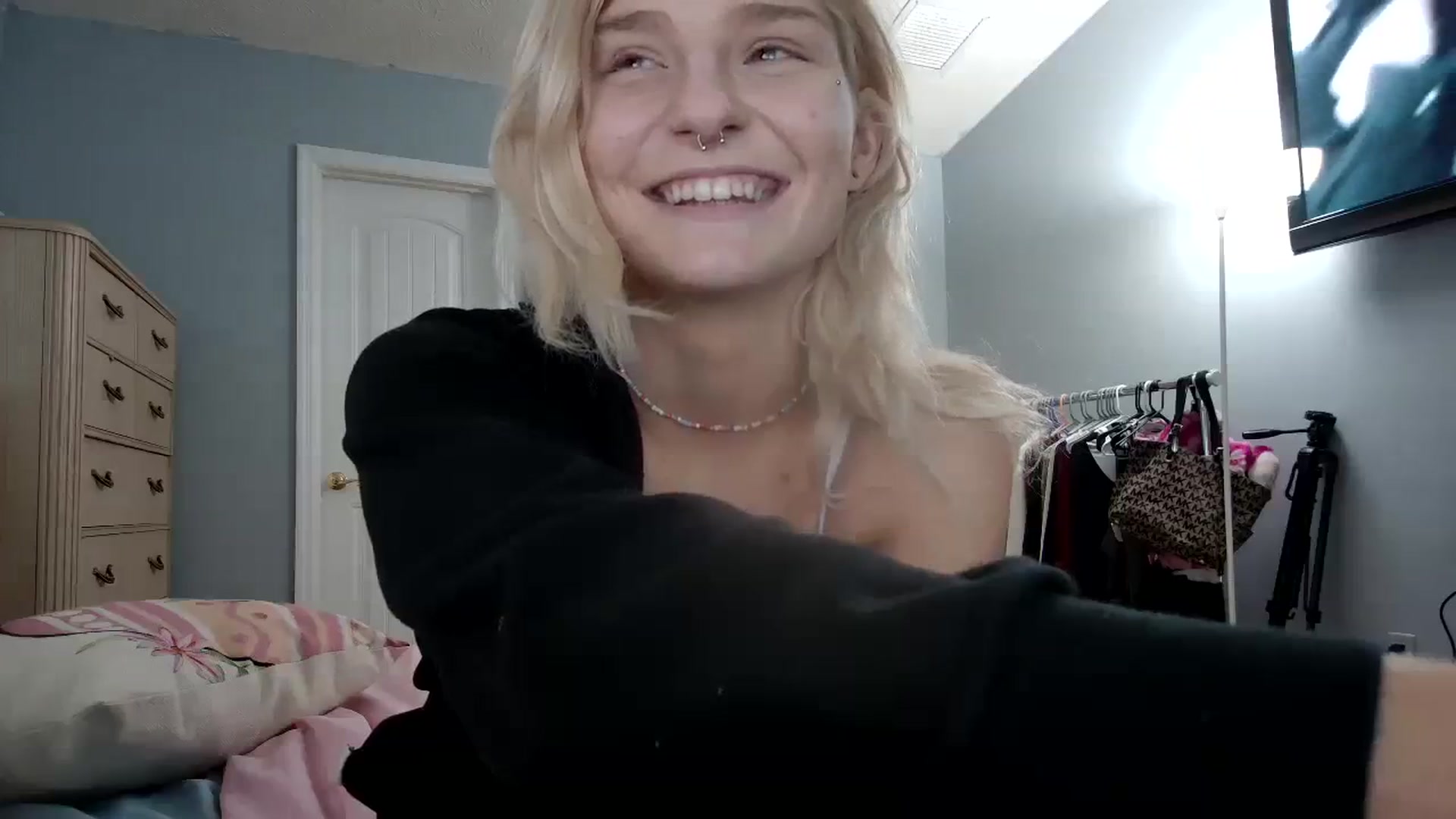 Gallery image thumbnail from DuckChan0's myfreecams stream on, 03/27/2024, 17:11 image 7 of 20