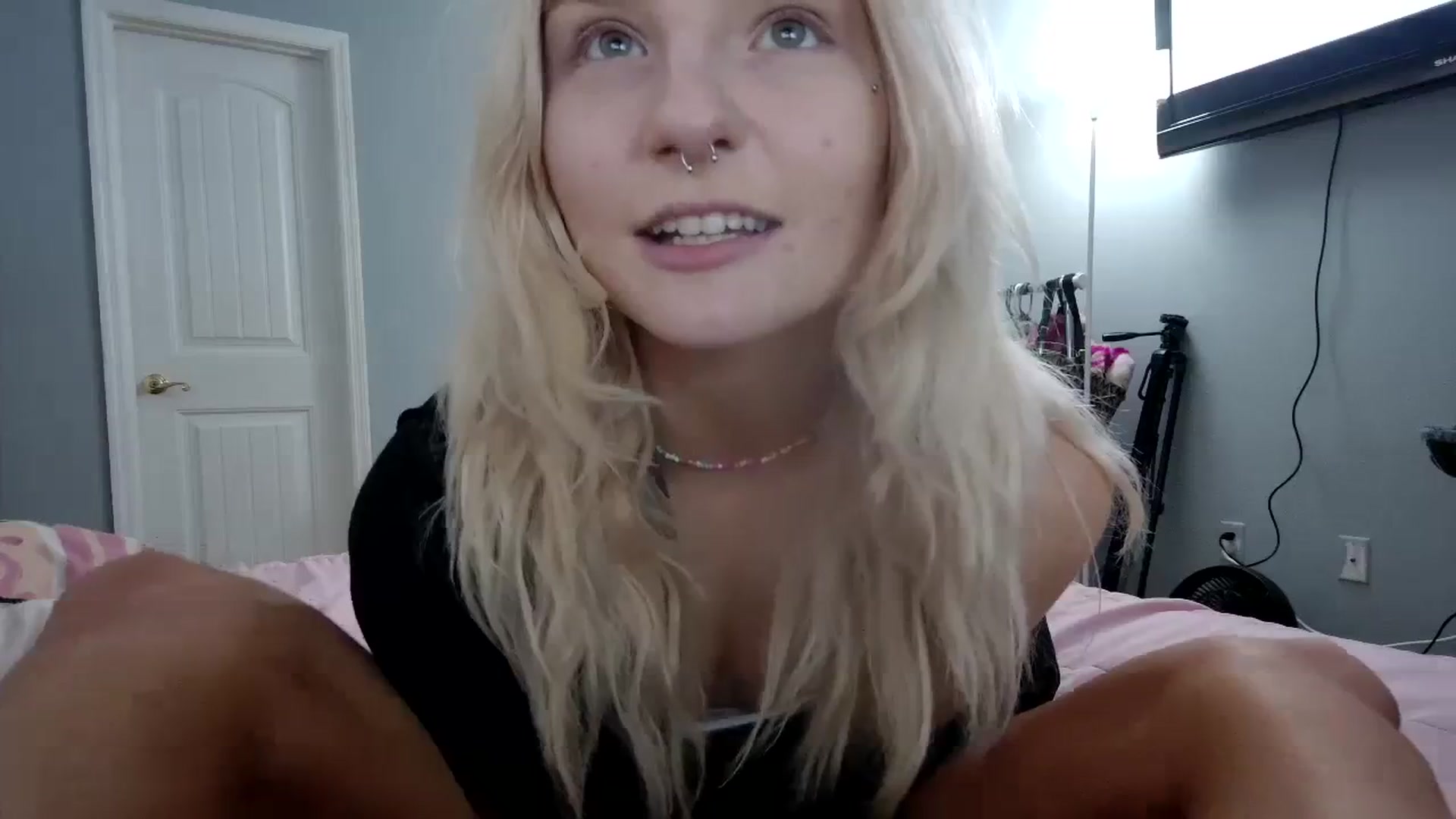 Gallery image thumbnail from DuckChan0's myfreecams stream on, 03/27/2024, 17:11 image 5 of 20