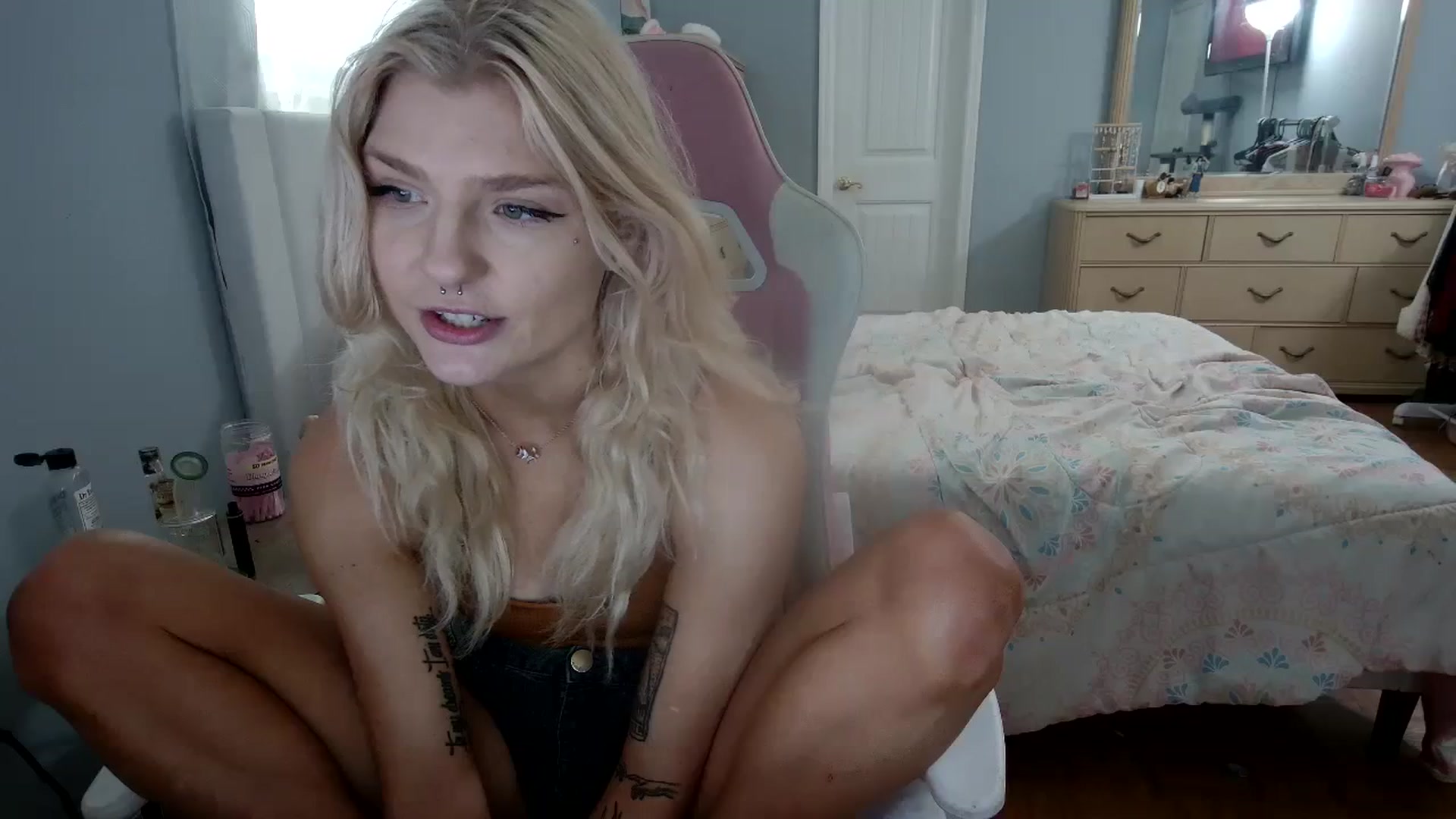 Gallery image thumbnail from DuckChan0's myfreecams stream on, 04/02/2024, 14:53 image 12 of 20