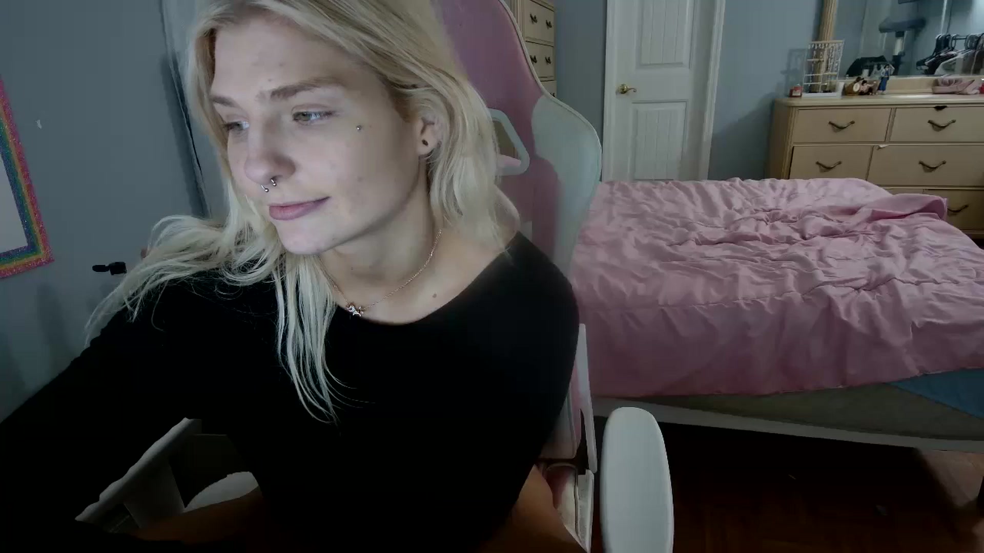 Gallery image thumbnail from DuckChan0's myfreecams stream on, 04/03/2024, 18:33 image 16 of 20