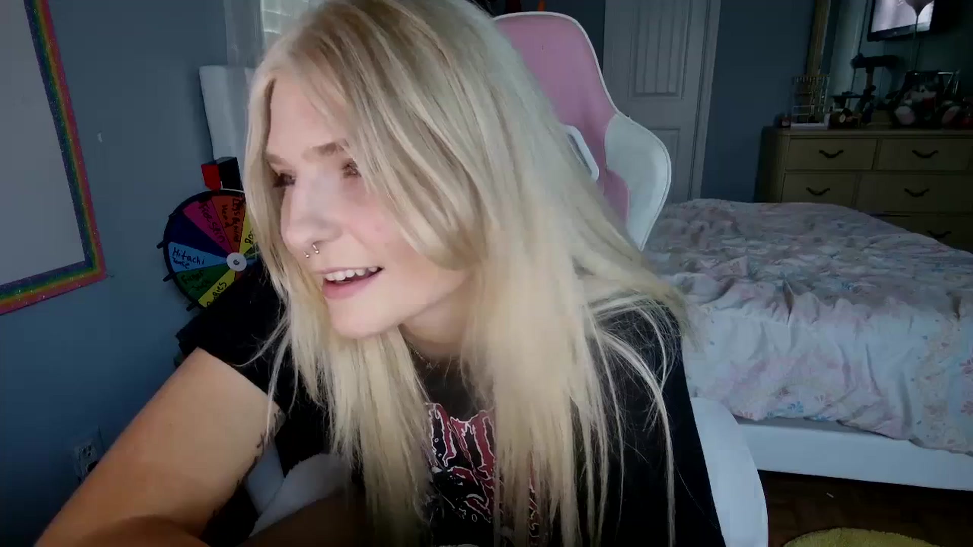 Gallery image thumbnail from DuckChan0's myfreecams stream on, 04/06/2024, 22:44 image 3 of 20