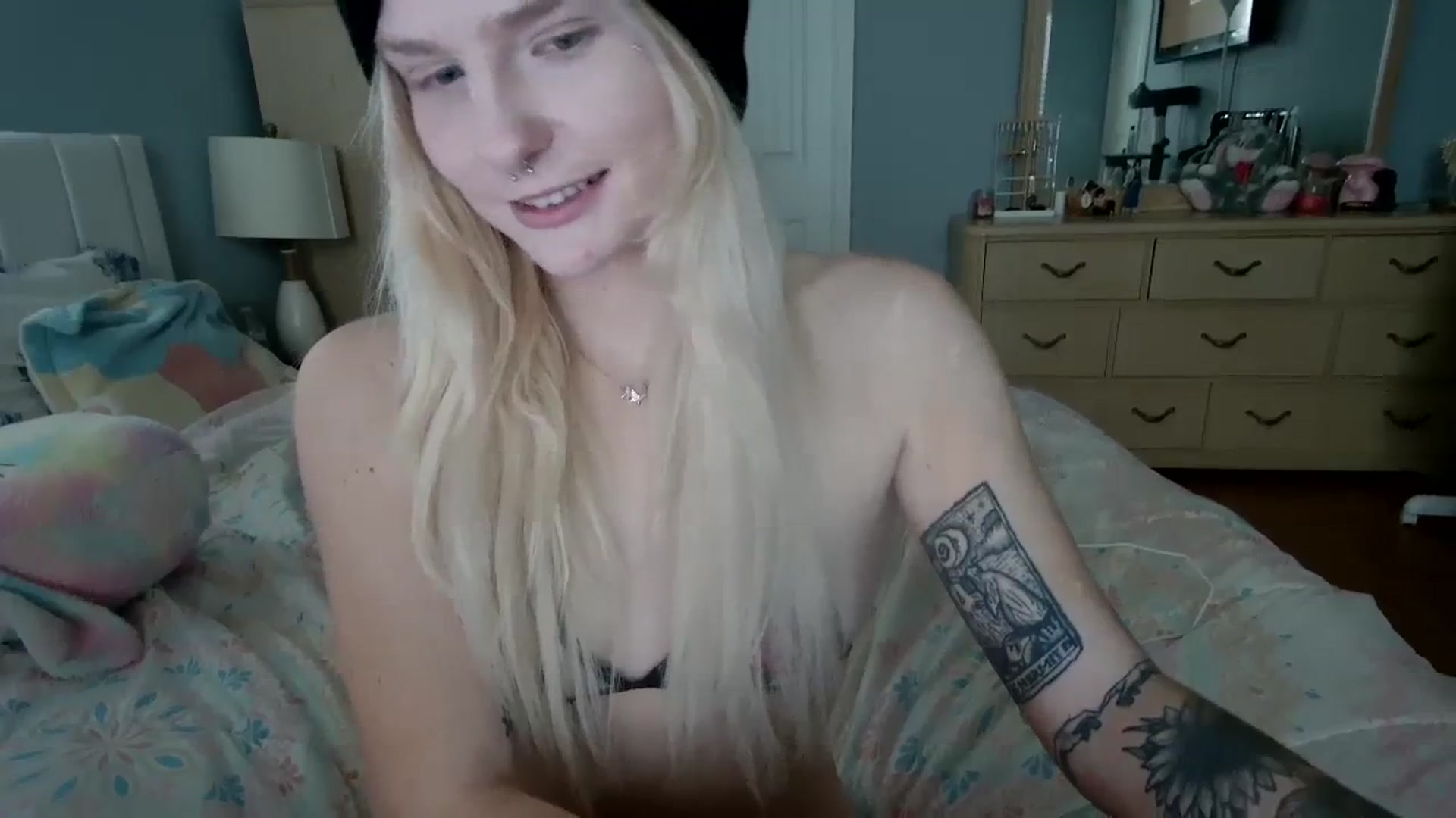 Gallery image thumbnail from DuckChan0's myfreecams stream on, 04/11/2024, 16:51 image 16 of 20