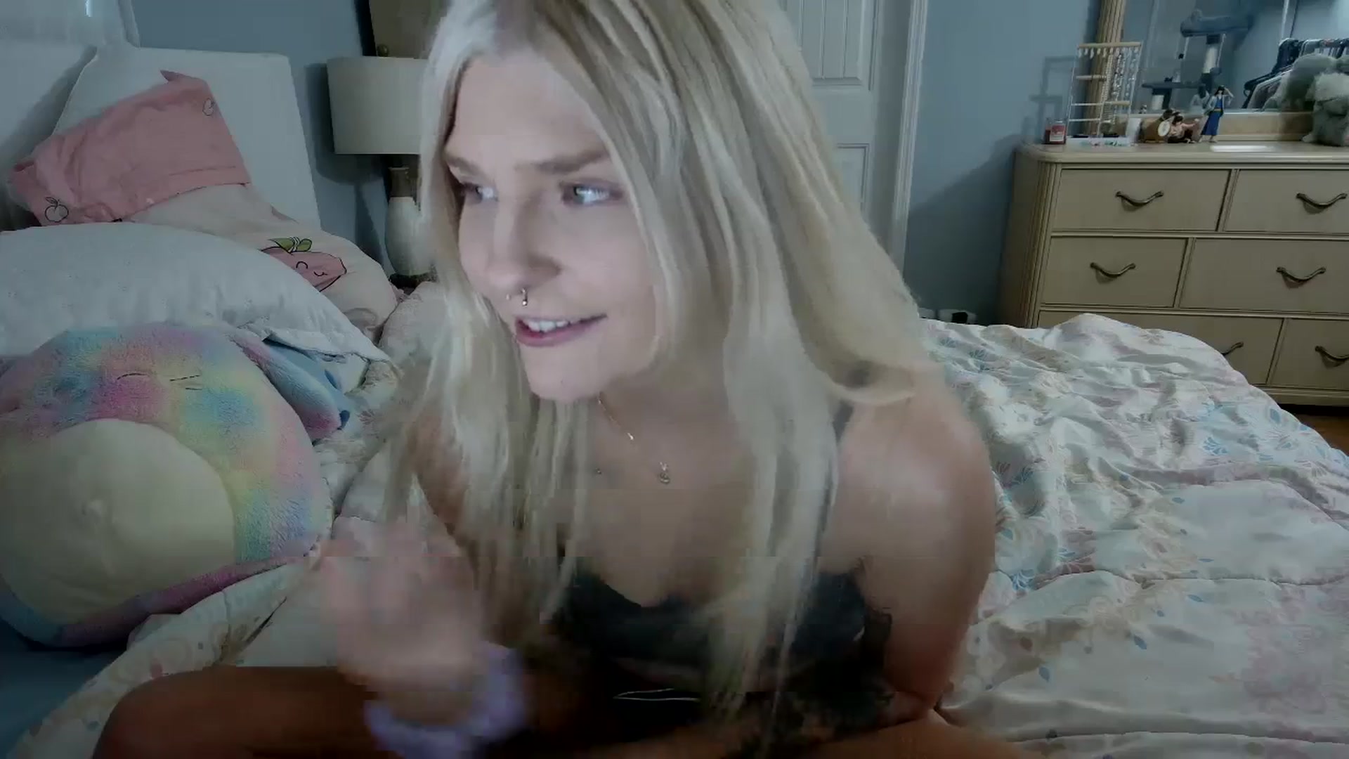 Gallery image thumbnail from DuckChan0's myfreecams stream on, 04/14/2024, 24:01 image 6 of 20