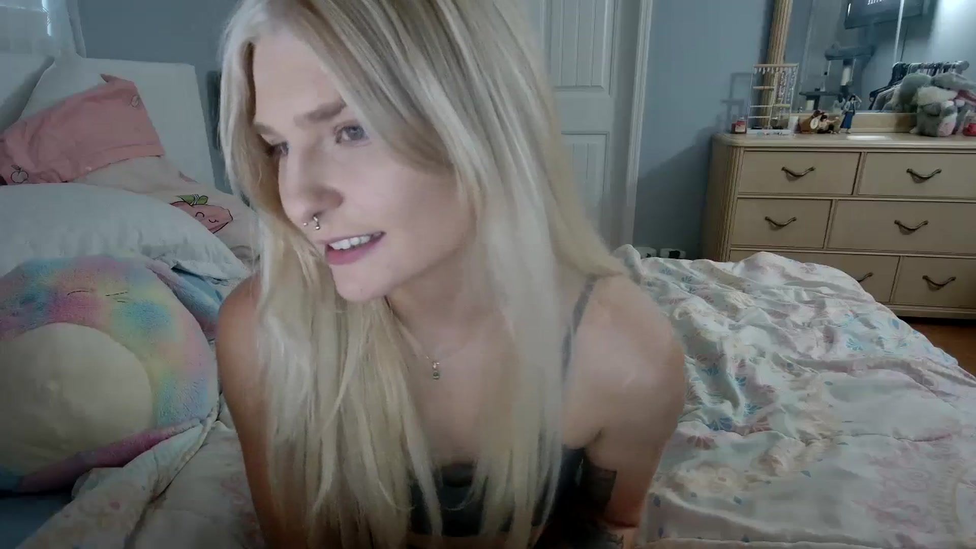 Gallery image thumbnail from DuckChan0's myfreecams stream on, 04/14/2024, 24:01 image 4 of 20