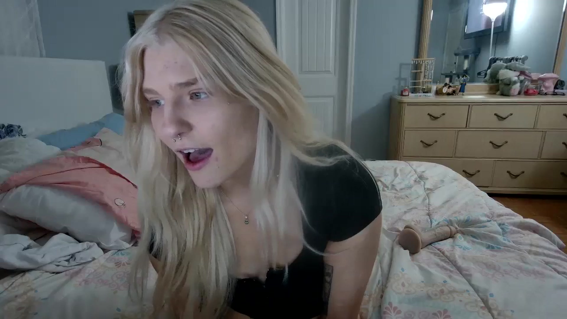 Gallery image thumbnail from DuckChan0's myfreecams stream on, 04/15/2024, 24:03 image 5 of 20