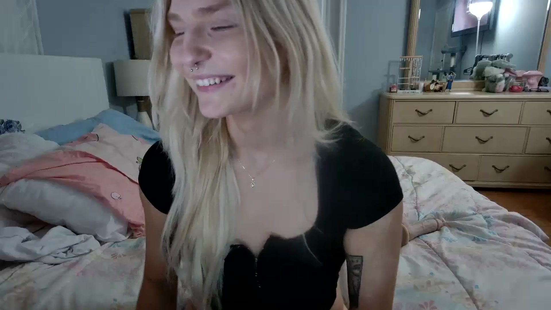 Gallery image thumbnail from DuckChan0's myfreecams stream on, 04/15/2024, 24:03 image 9 of 20
