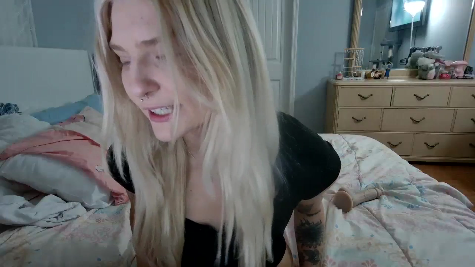 Gallery image thumbnail from DuckChan0's myfreecams stream on, 04/15/2024, 24:03 image 10 of 20