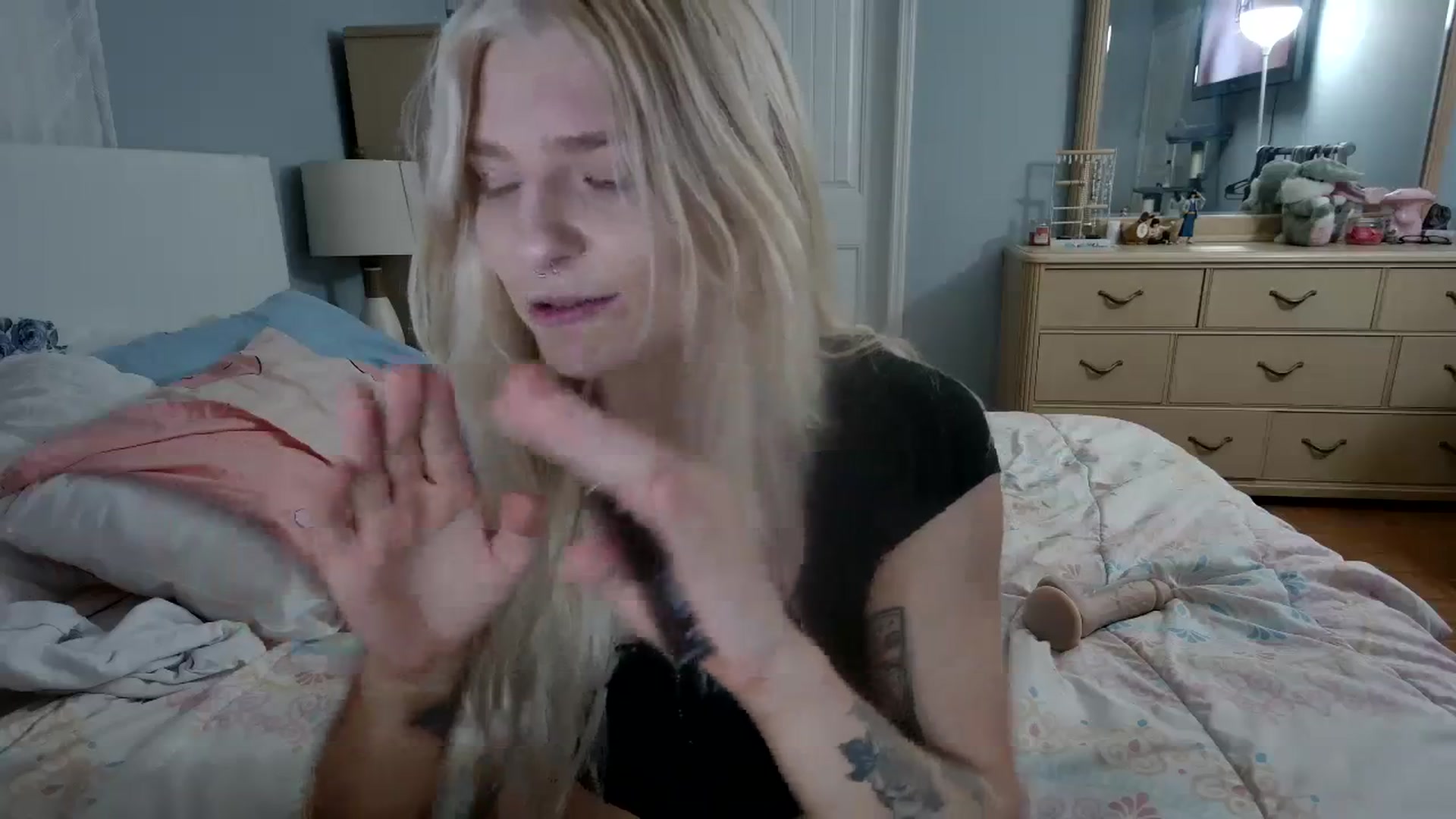 Gallery image thumbnail from DuckChan0's myfreecams stream on, 04/15/2024, 24:03 image 6 of 20