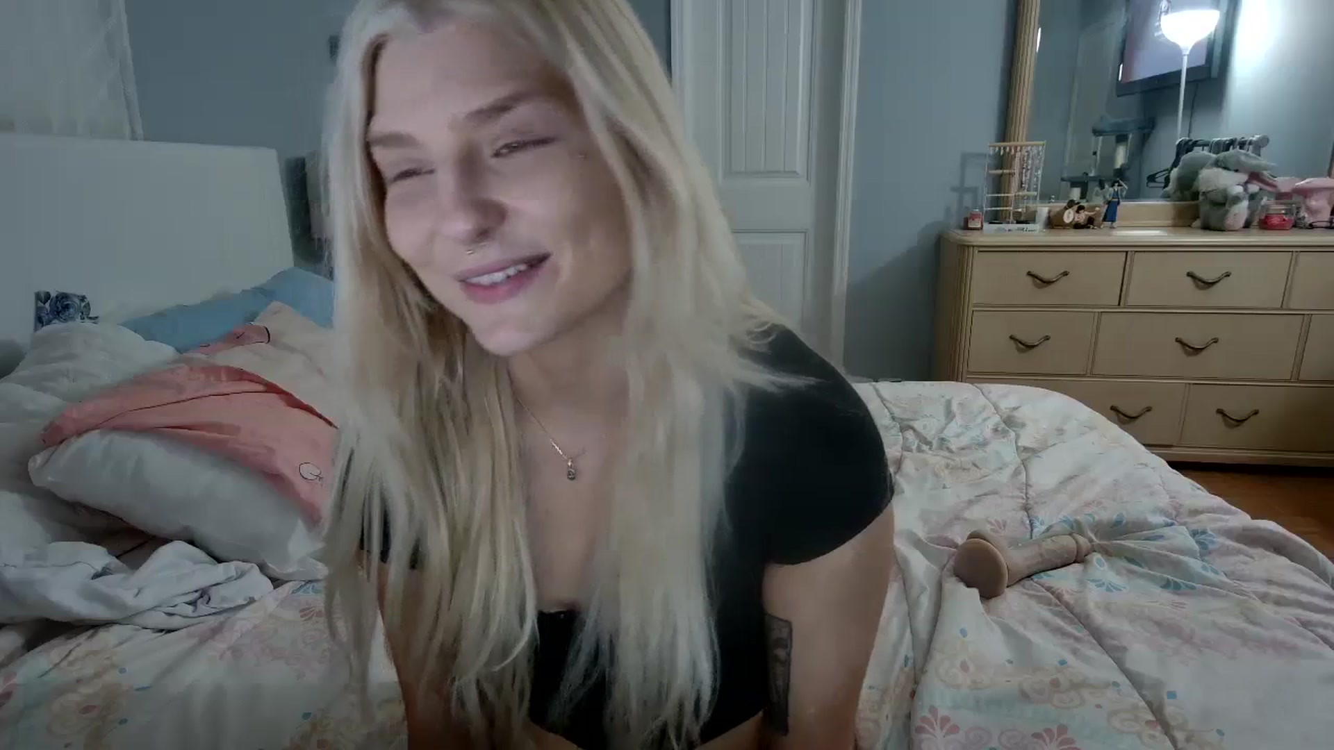 Gallery image thumbnail from DuckChan0's myfreecams stream on, 04/15/2024, 24:03 image 2 of 20