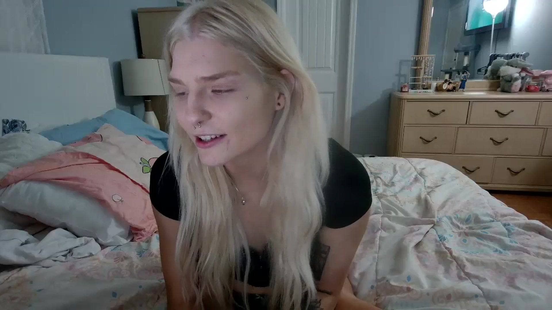 Gallery image thumbnail from DuckChan0's myfreecams stream on, 04/15/2024, 24:03 image 11 of 20