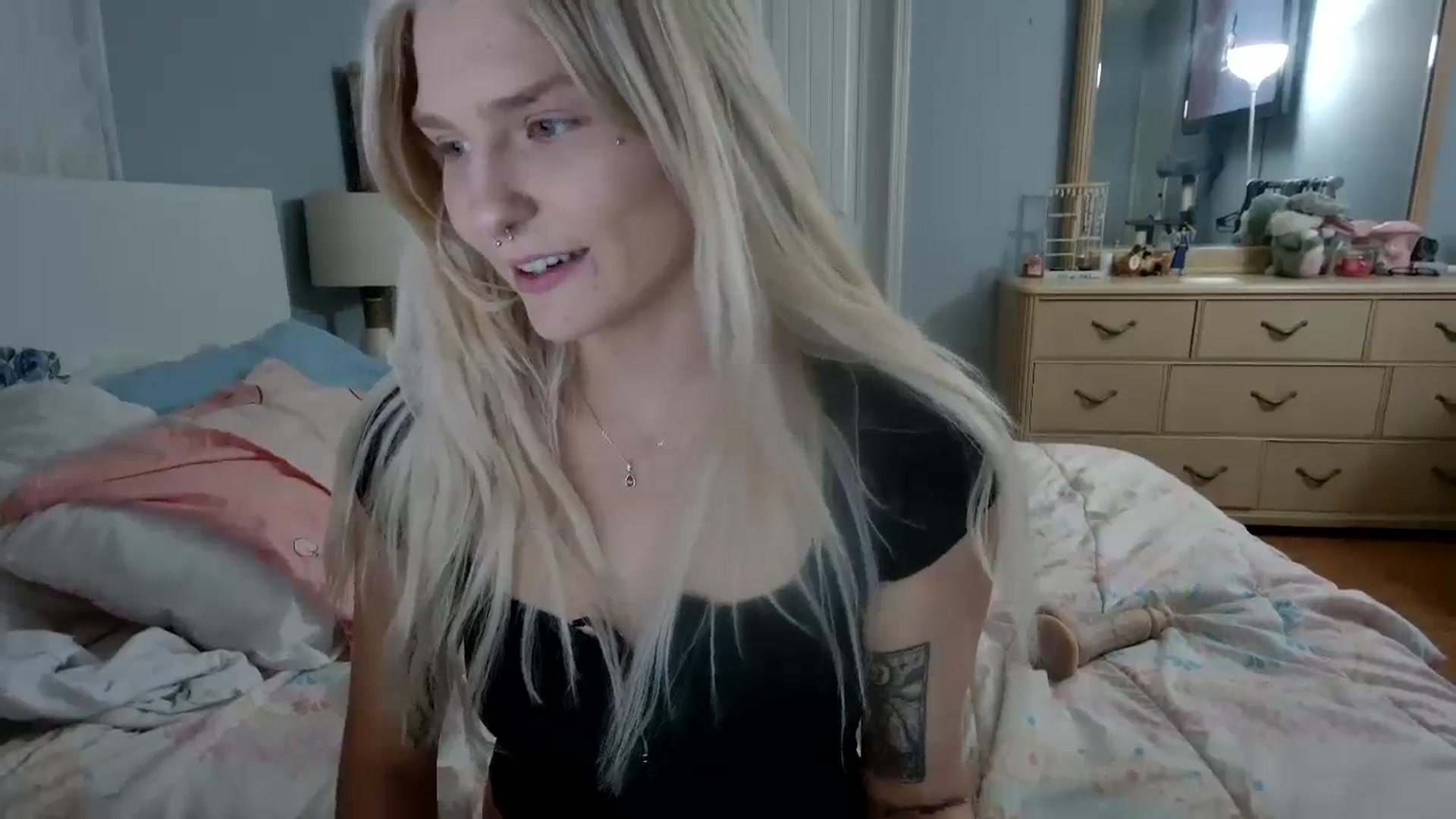Gallery image thumbnail from DuckChan0's myfreecams stream on, 04/15/2024, 24:03 image 3 of 20