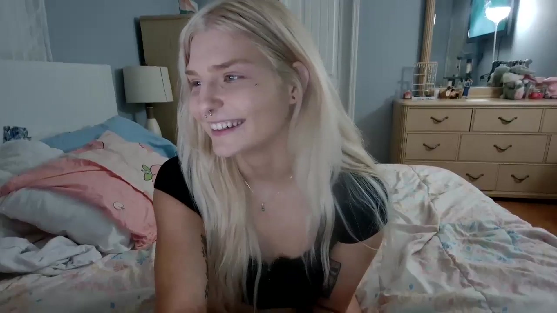 Gallery image thumbnail from DuckChan0's myfreecams stream on, 04/15/2024, 24:03 image 13 of 20