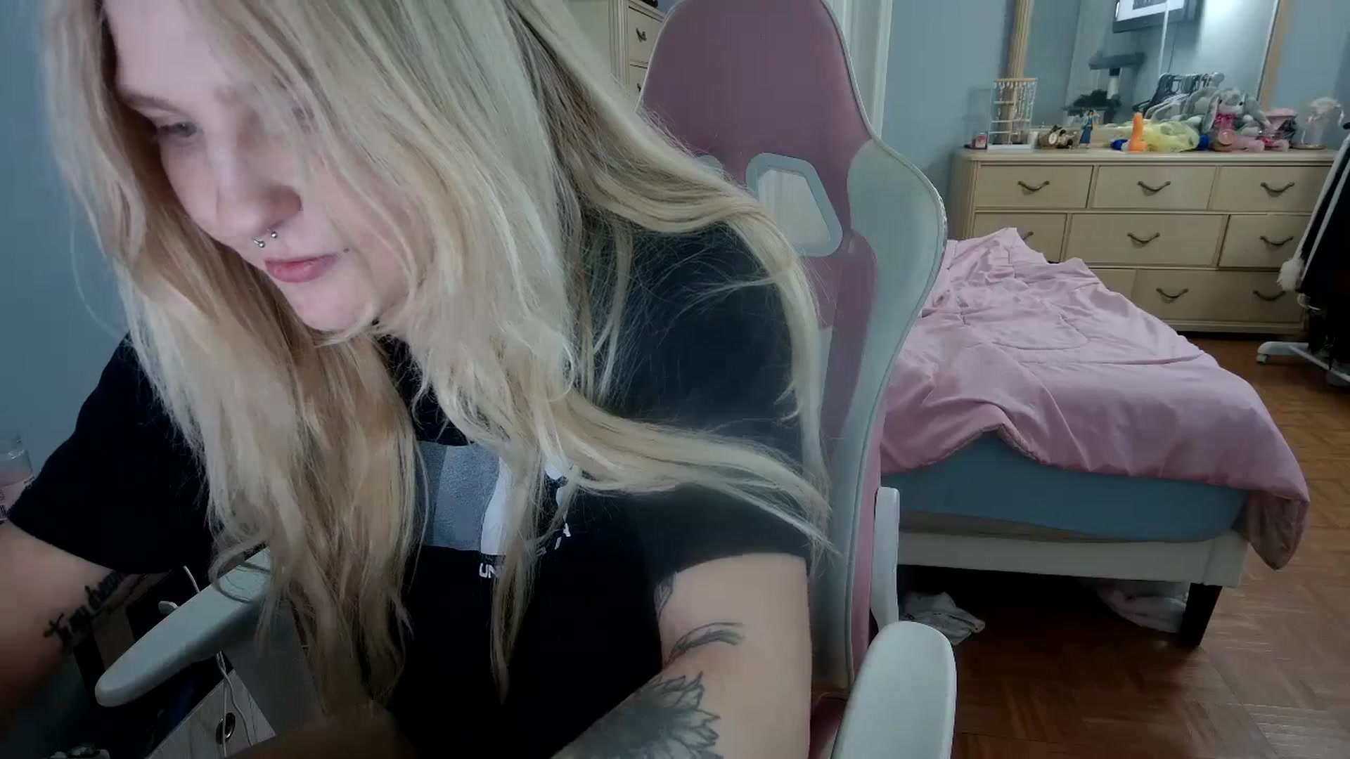 Gallery image thumbnail from DuckChan0's myfreecams stream on, 04/19/2024, 16:48 image 13 of 20