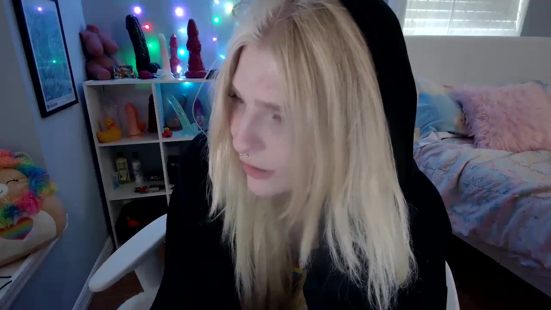 Gallery image thumbnail from DuckChan0's myfreecams stream on, 04/27/2024, 22:27 image 15 of 20