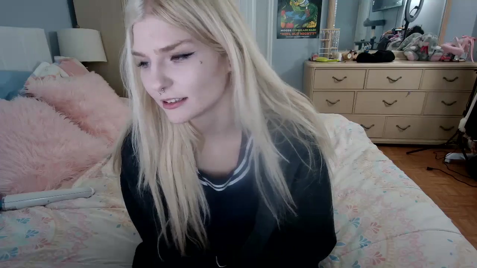 Gallery image thumbnail from DuckChan0's myfreecams stream on, 04/28/2024, 21:39 image 11 of 20