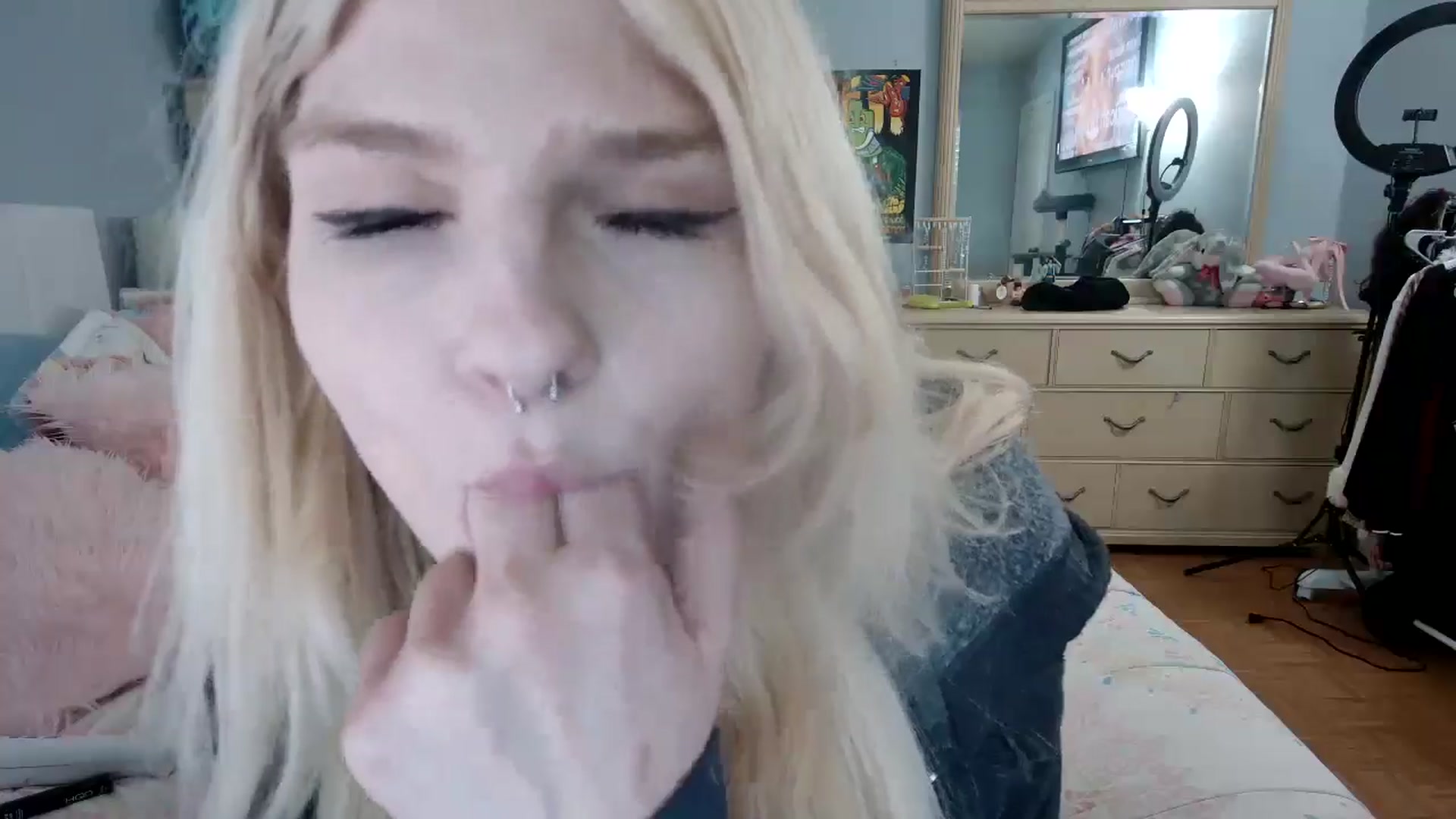 Gallery image thumbnail from DuckChan0's myfreecams stream on, 04/28/2024, 21:39 image 15 of 20
