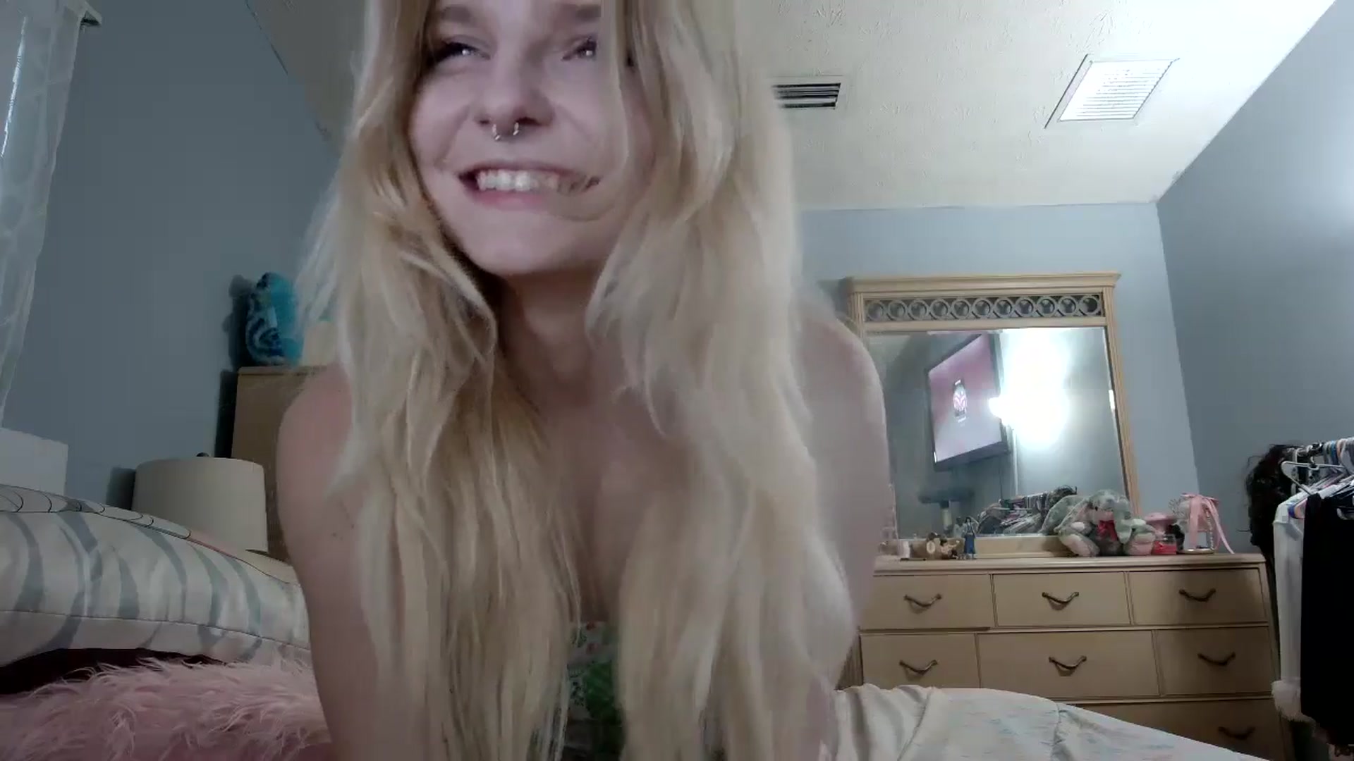 Gallery image thumbnail from DuckChan0's myfreecams stream on, 05/03/2024, 23:59 image 16 of 20