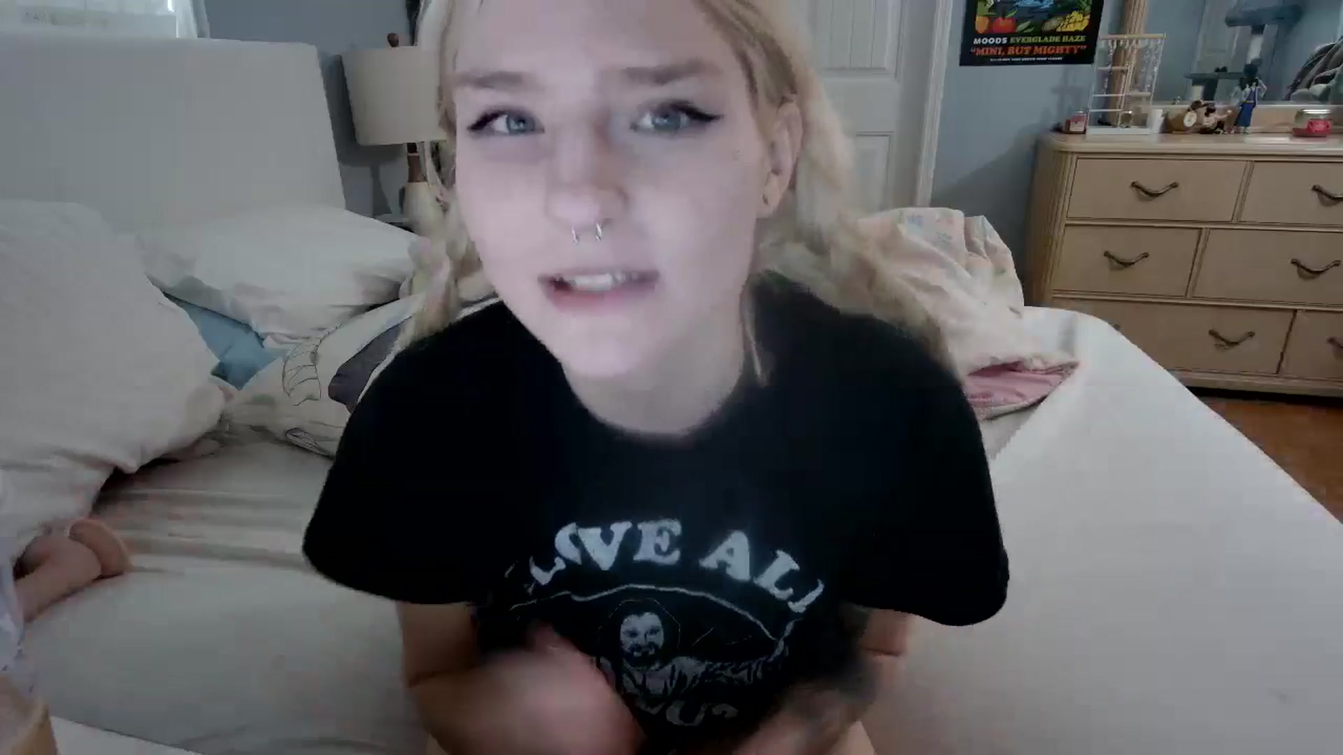 Gallery image thumbnail from DuckChan0's myfreecams stream on, 05/06/2024, 13:36 image 17 of 20