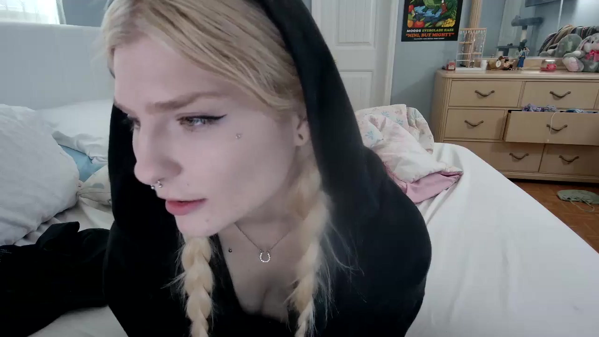 Gallery image thumbnail from DuckChan0's myfreecams stream on, 05/06/2024, 14:10 image 17 of 20