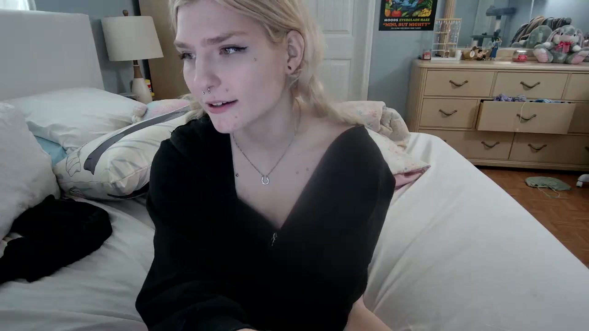 Gallery image thumbnail from DuckChan0's myfreecams stream on, 05/06/2024, 15:38 image 7 of 20
