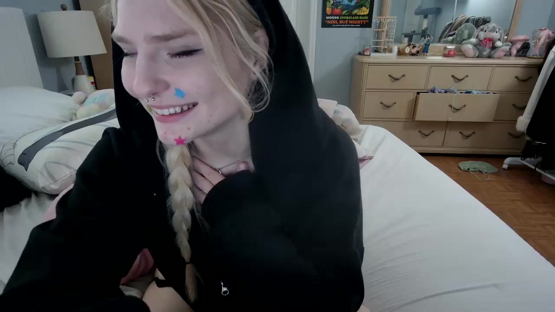 Gallery image thumbnail from DuckChan0's myfreecams stream on, 05/06/2024, 15:38 image 16 of 20