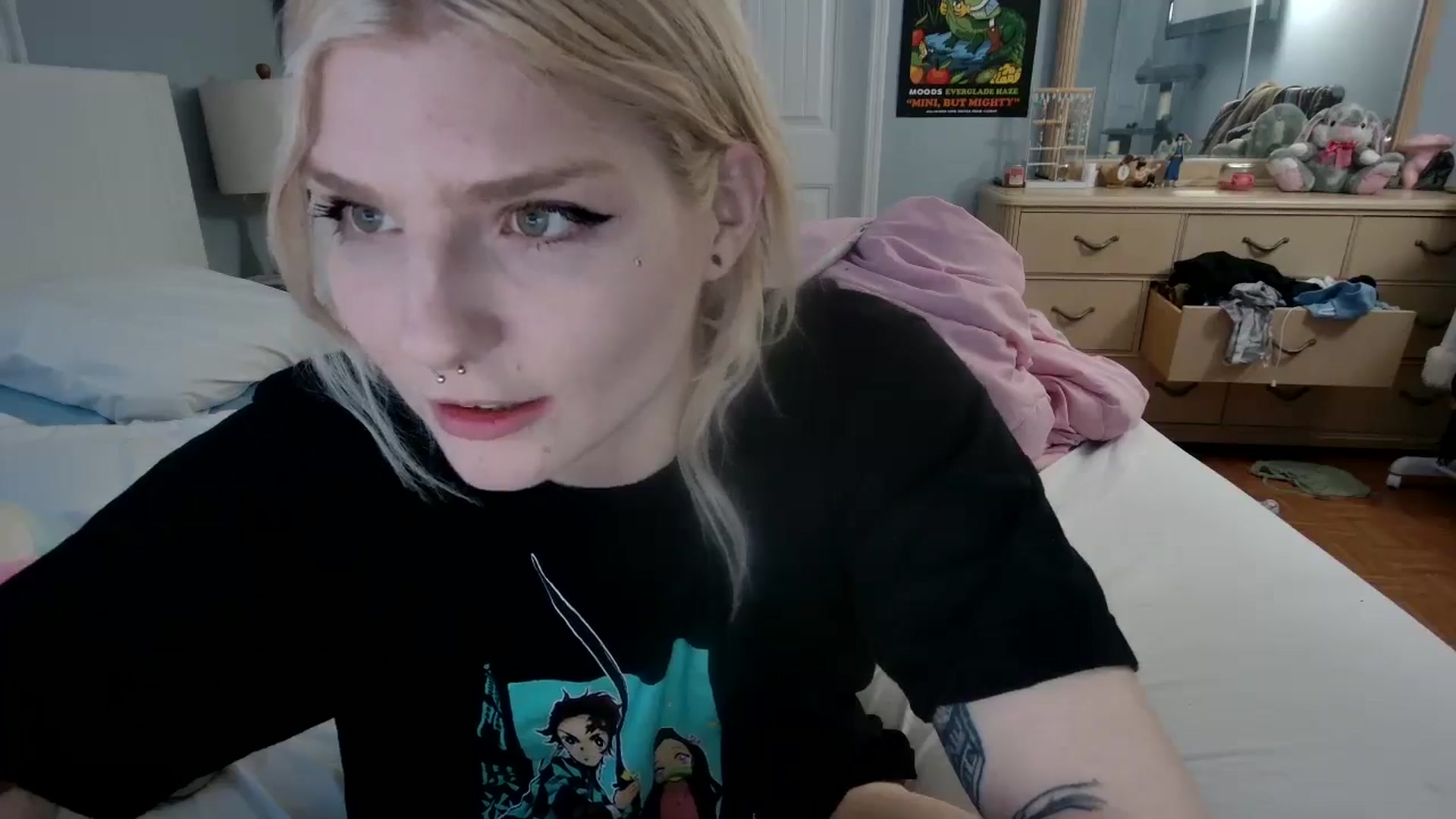Gallery image thumbnail from DuckChan0's myfreecams stream on, 05/06/2024, 23:27 image 16 of 20
