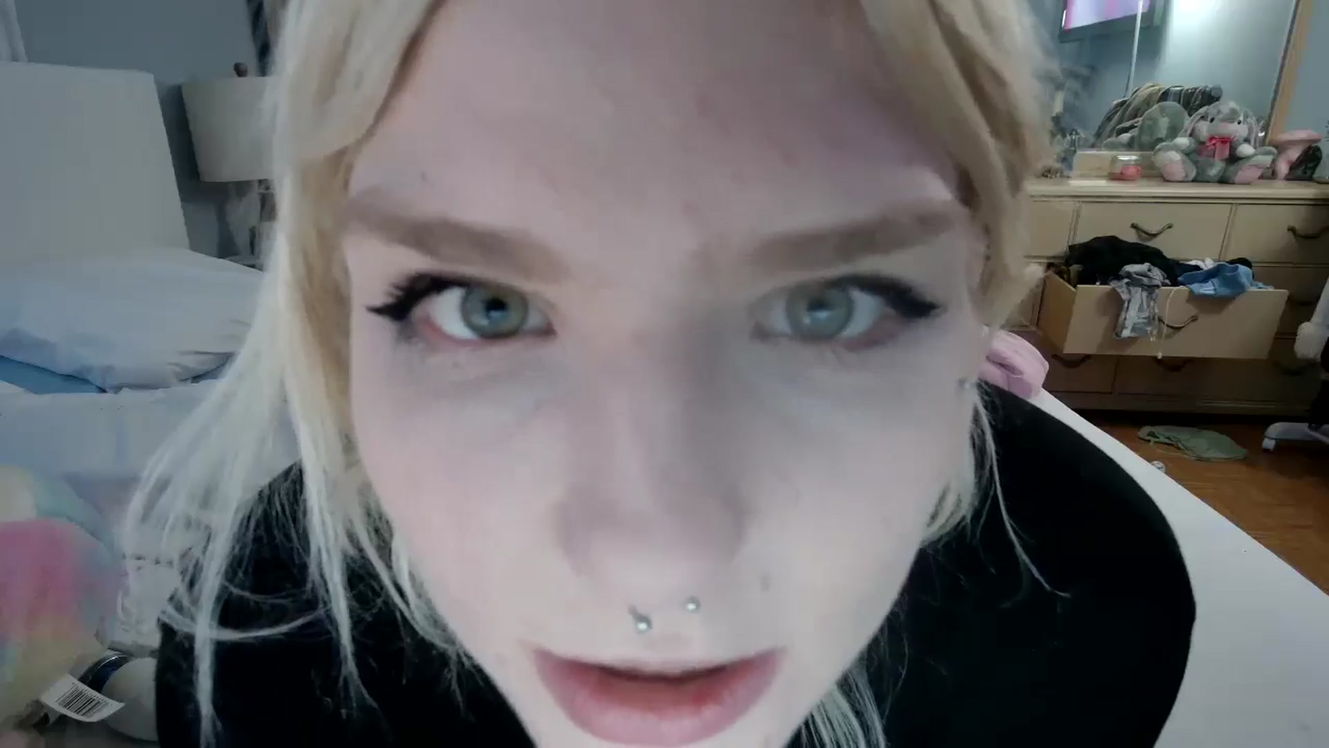 Gallery image thumbnail from DuckChan0's myfreecams stream on, 05/06/2024, 23:27 image 15 of 20