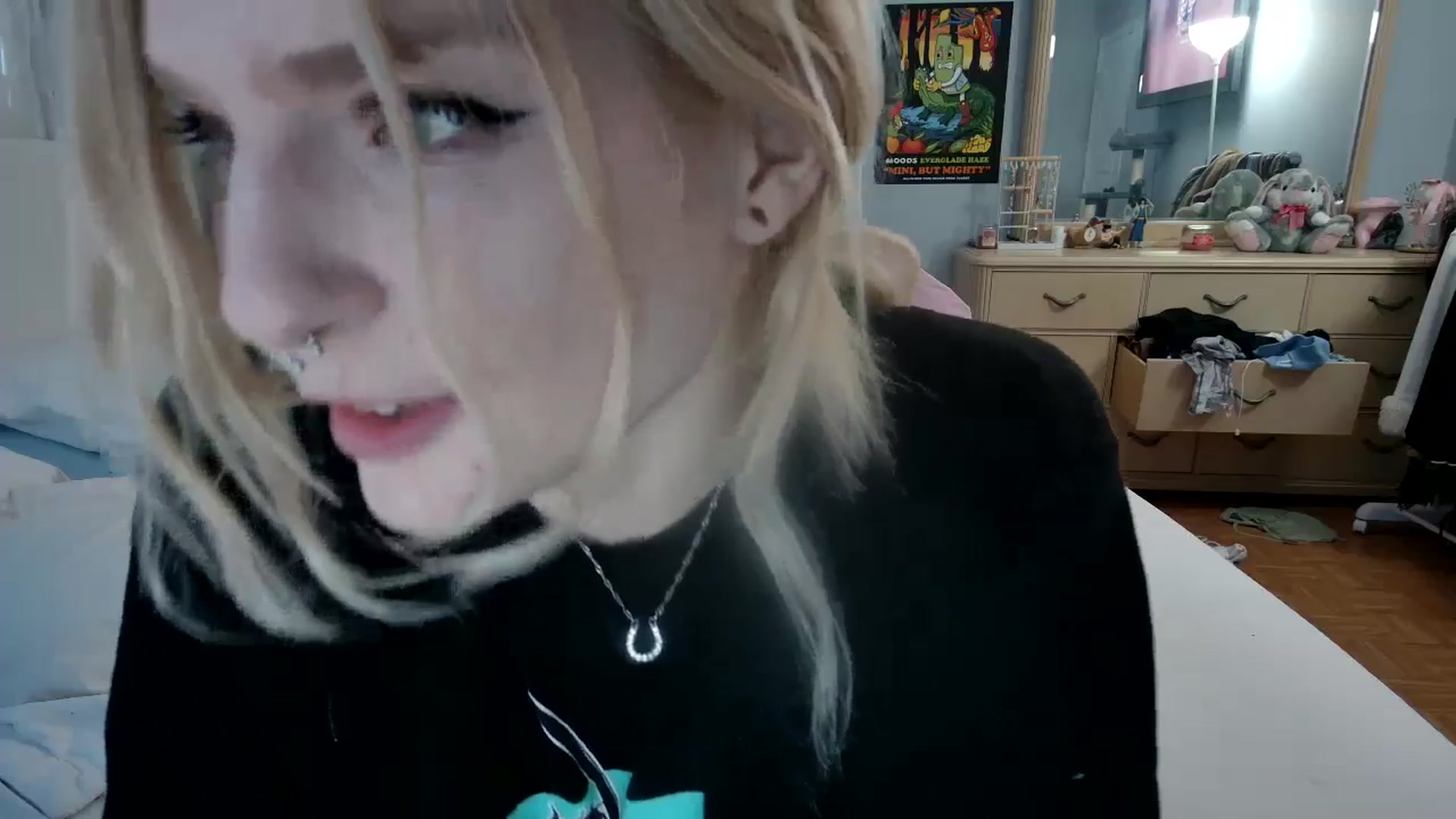 Gallery image thumbnail from DuckChan0's myfreecams stream on, 05/06/2024, 23:27 image 8 of 20