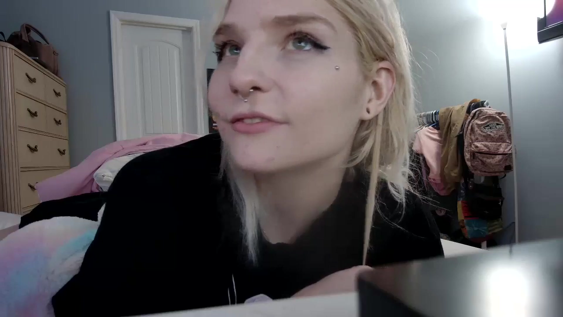 Gallery image thumbnail from DuckChan0's myfreecams stream on, 05/07/2024, 24:32 image 12 of 20
