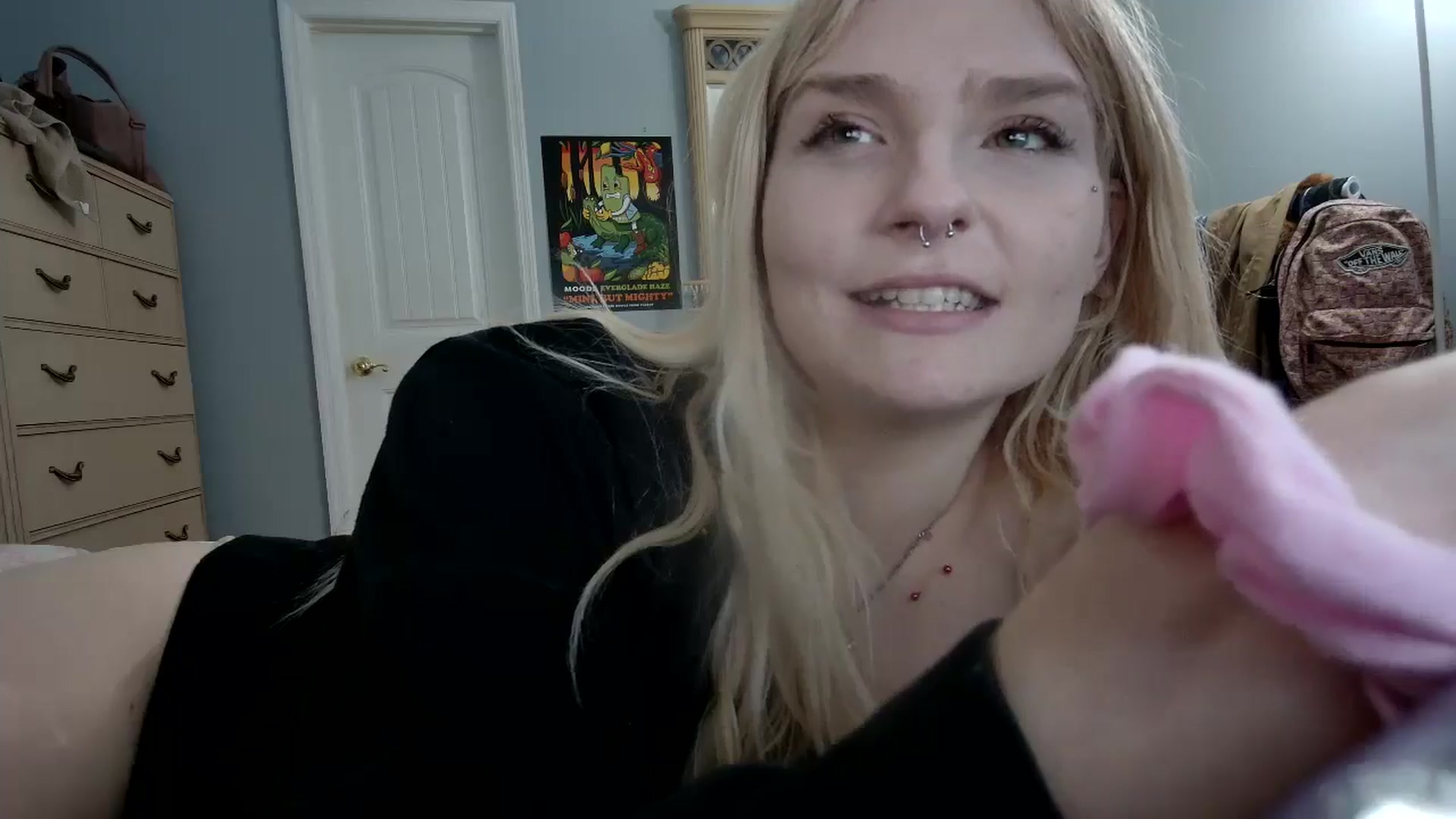 Gallery image thumbnail from DuckChan0's myfreecams stream on, 05/08/2024, 17:47 image 15 of 20