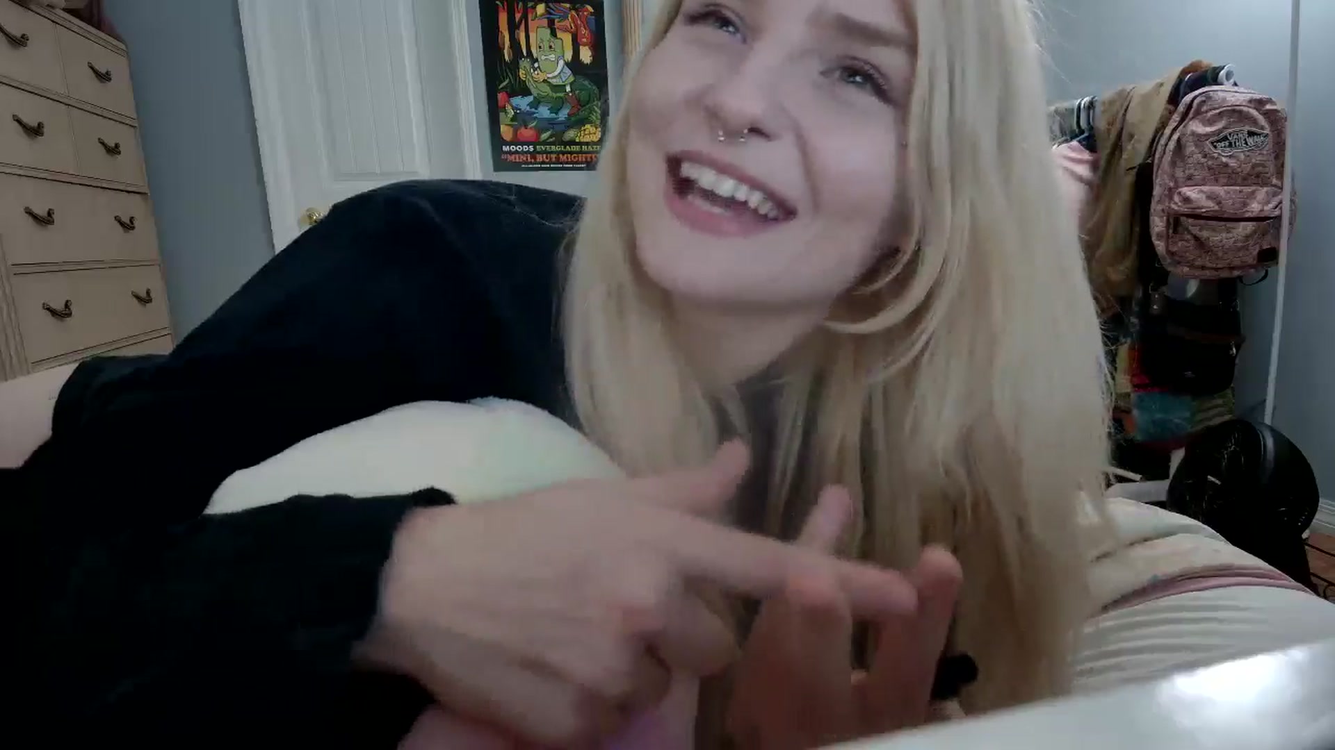 Gallery image thumbnail from DuckChan0's myfreecams stream on, 05/09/2024, 16:49 image 14 of 20