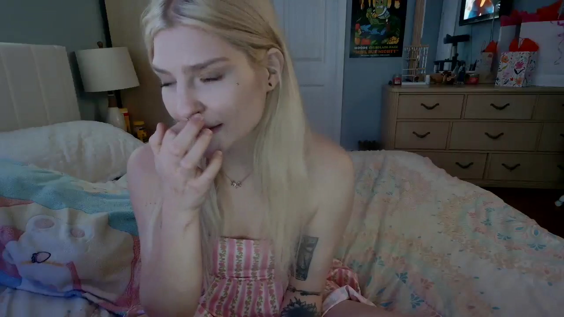 Gallery image thumbnail from DuckChan0's myfreecams stream on, 05/10/2024, 18:18 image 13 of 20