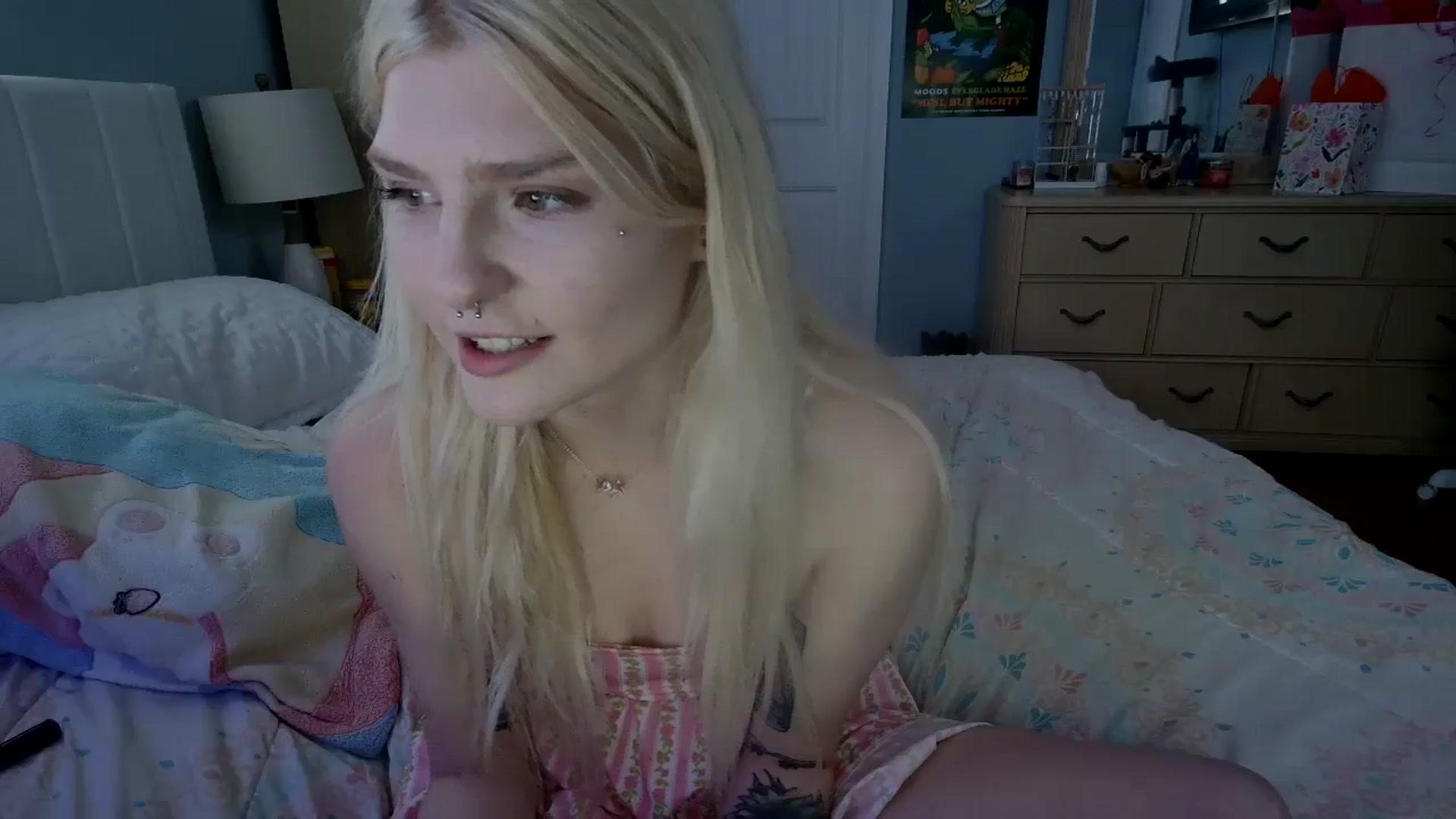 Gallery image thumbnail from DuckChan0's myfreecams stream on, 05/10/2024, 18:18 image 12 of 20
