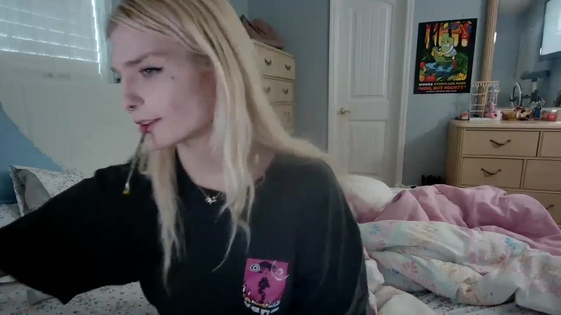 Gallery image thumbnail from DuckChan0's myfreecams stream on, 05/12/2024, 22:09 image 15 of 20