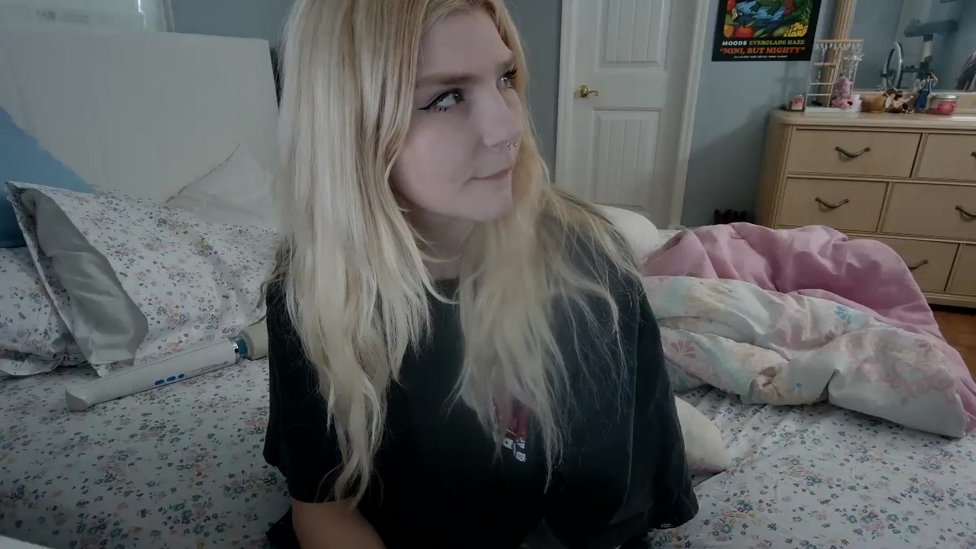 Gallery image thumbnail from DuckChan0's myfreecams stream on, 05/12/2024, 22:09 image 3 of 20