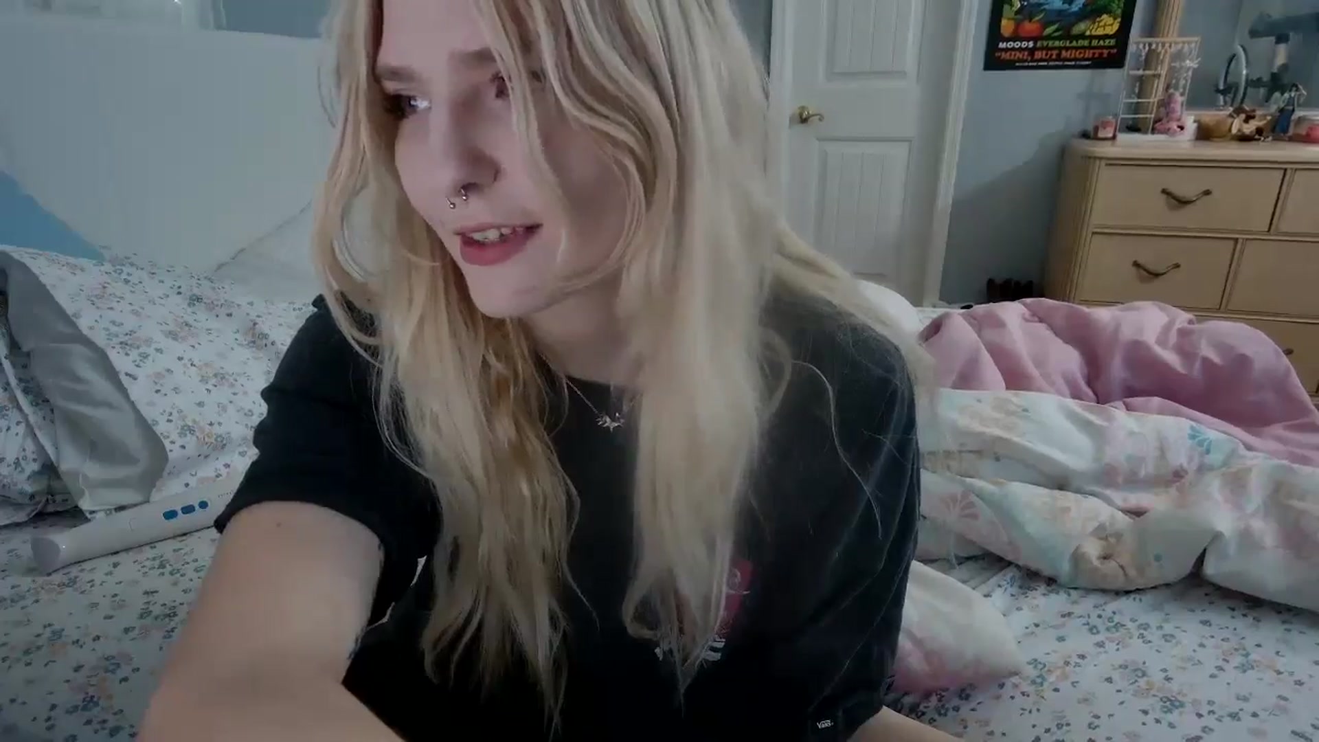 Gallery image thumbnail from DuckChan0's myfreecams stream on, 05/12/2024, 22:40 image 5 of 20